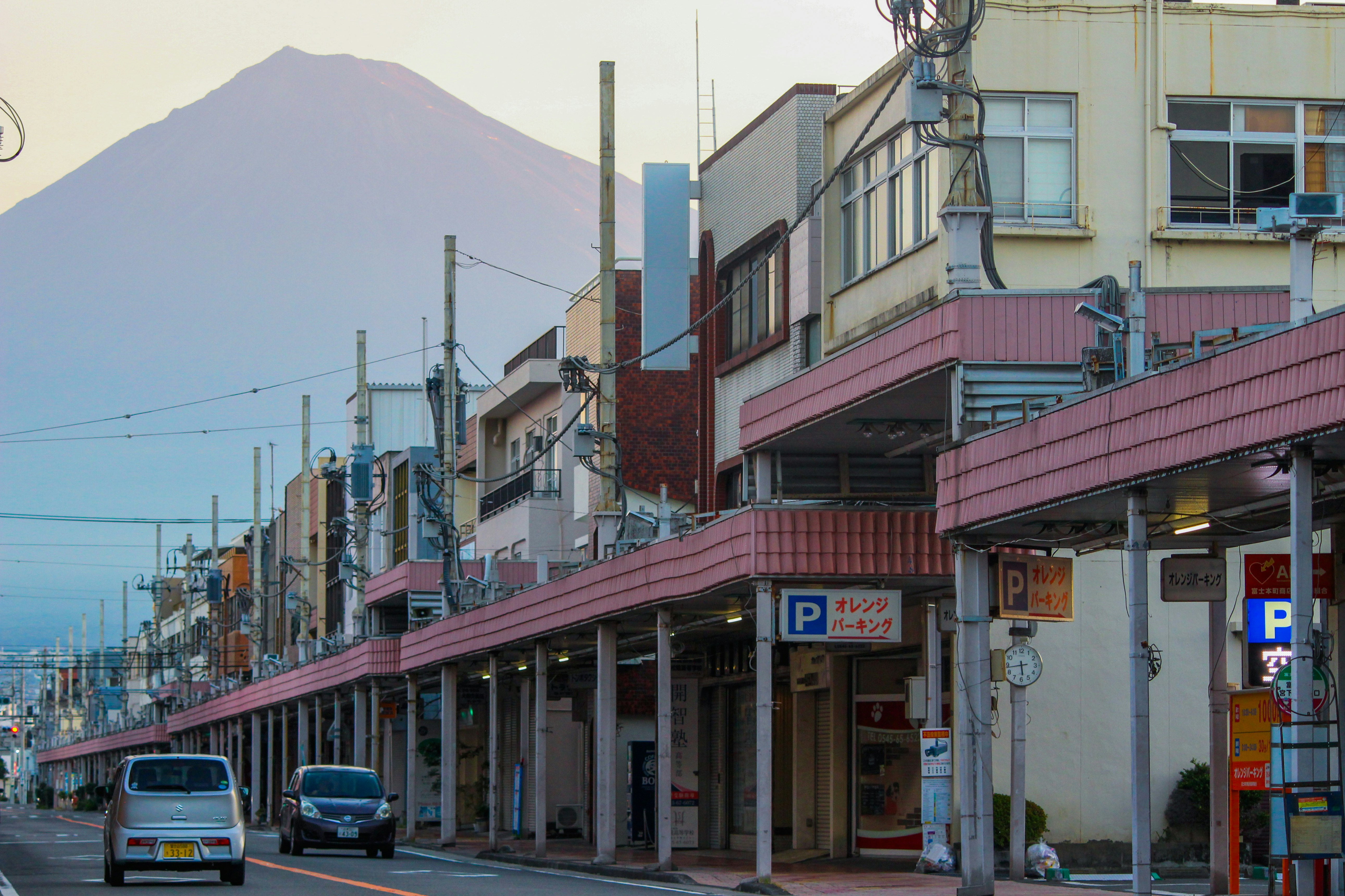 朝の富士山が見える商店街の街並み