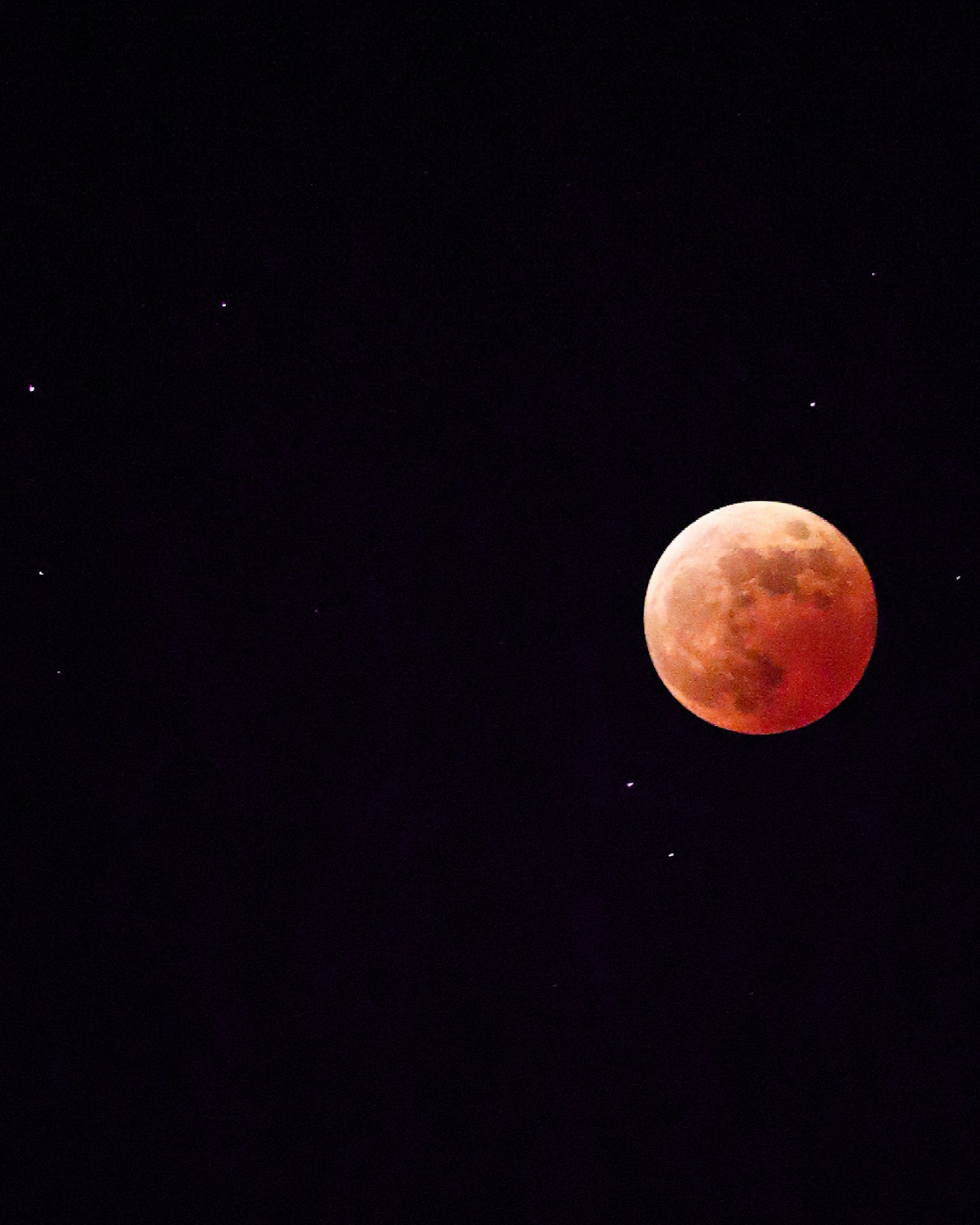 美麗的夜空，紅色的月亮和星星