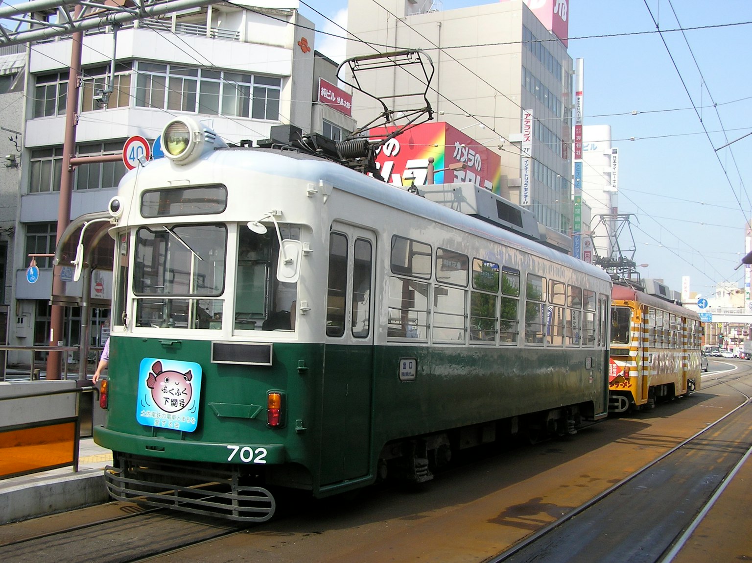 Grüner Straßenbahn 702 in einer Stadtlandschaft geparkt