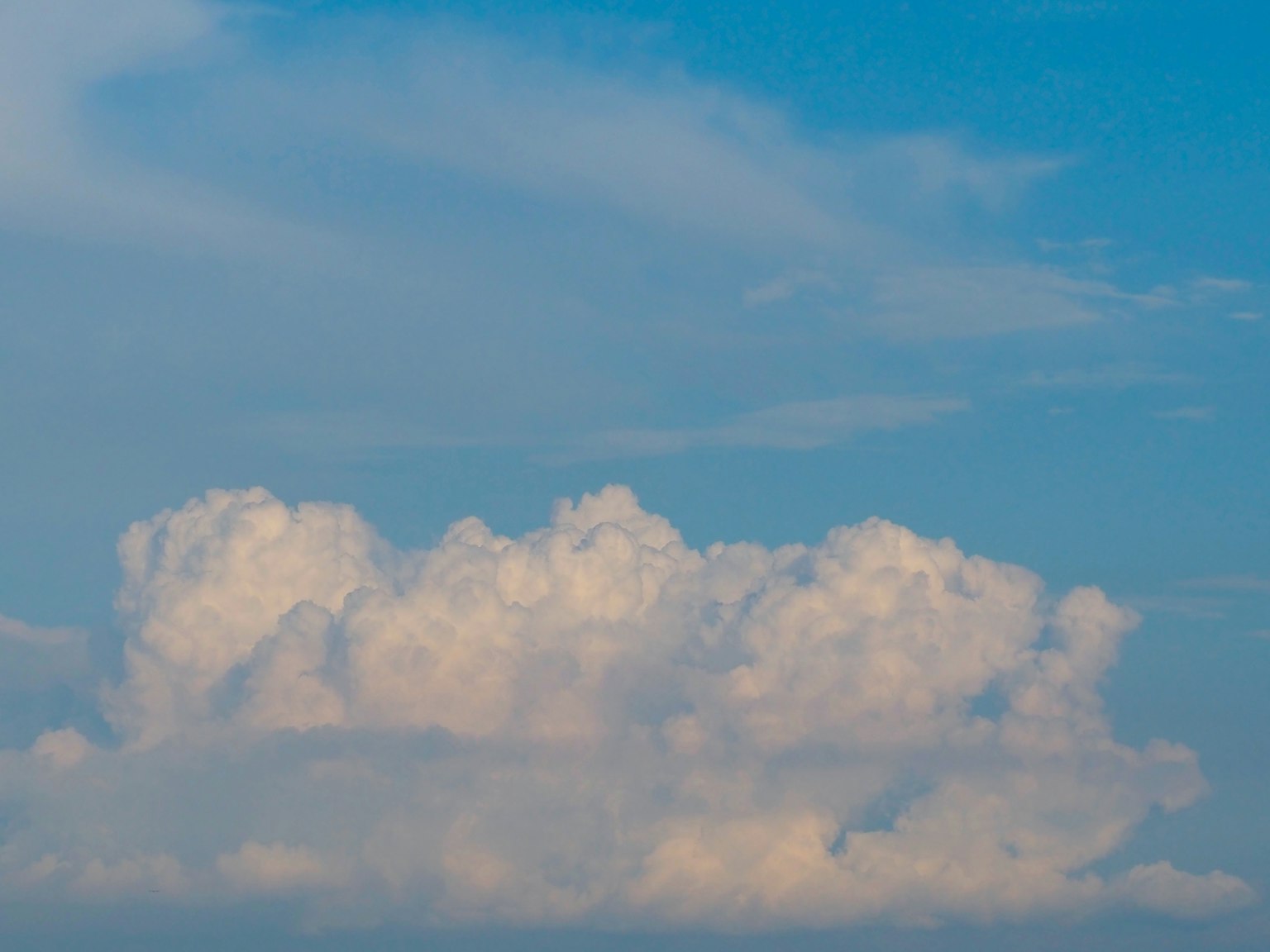 Flauschige weiße Wolken vor einem hellblauen Himmel