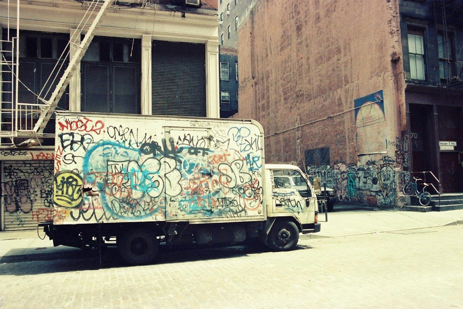 Un camion ricoperto di graffiti parcheggiato all'angolo di una strada