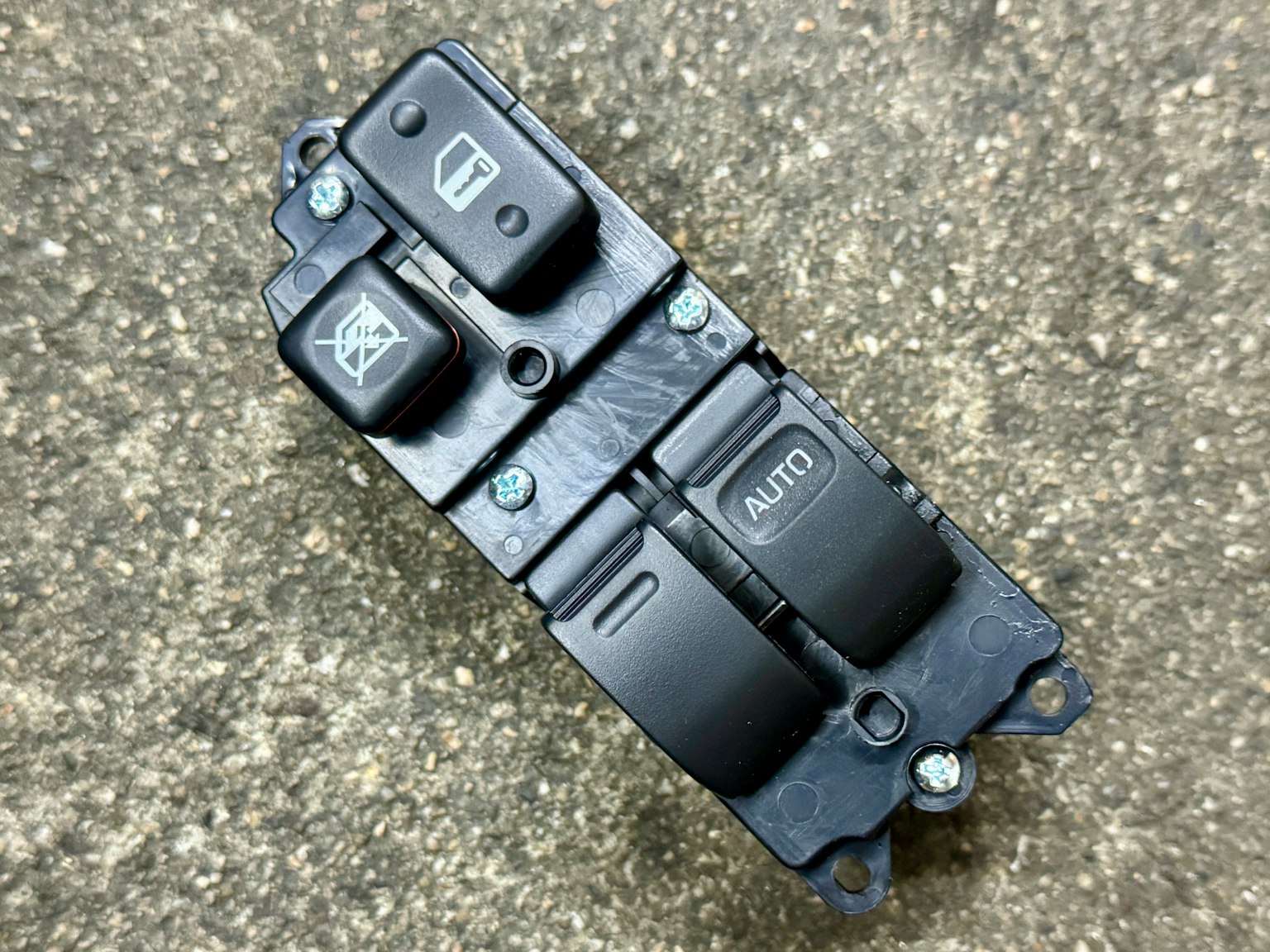 展示汽車開關面板頂部視圖的圖像