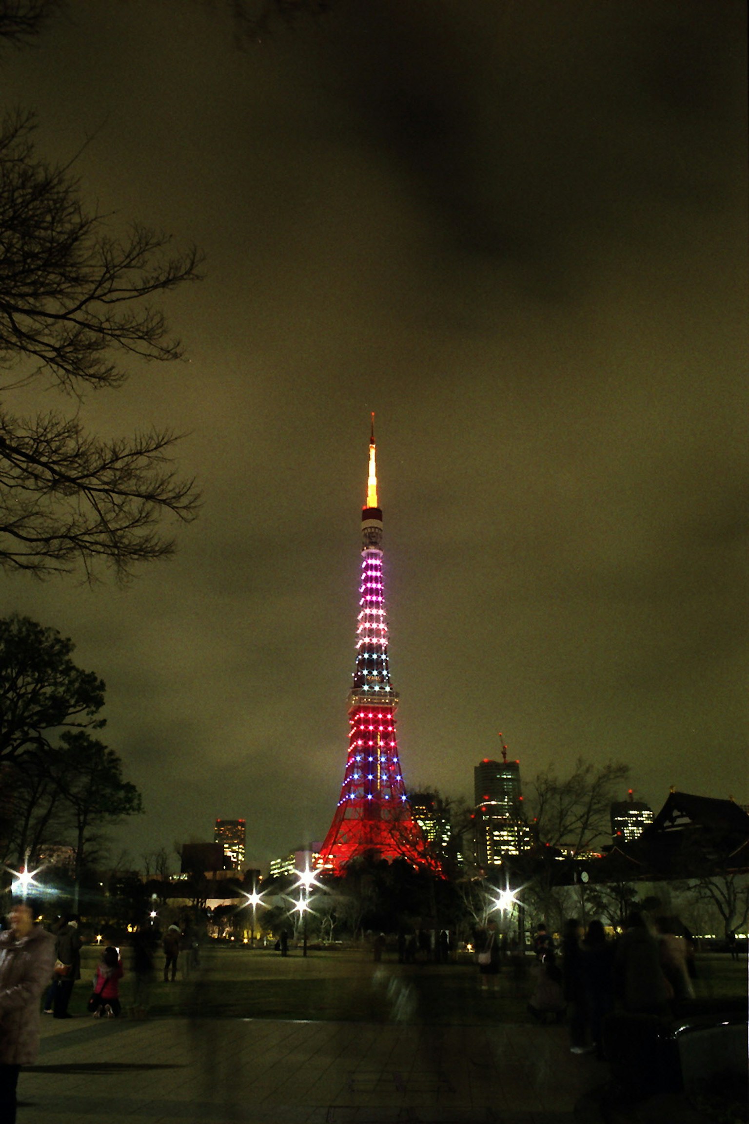 Tokyo Tower nachts mit bunten Lichtern beleuchtet