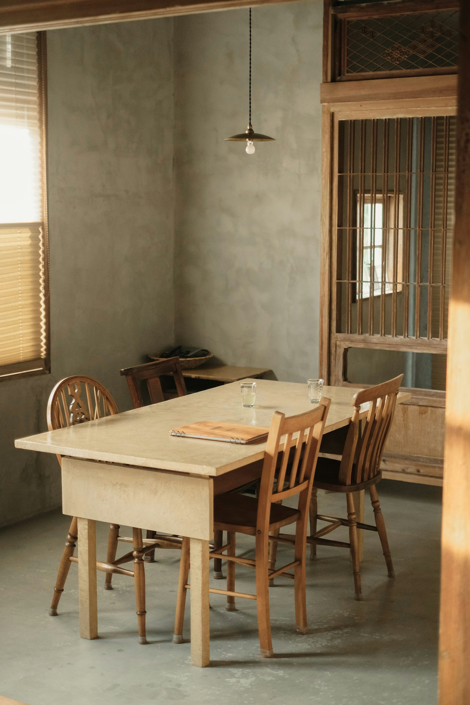 シンプルな木製のテーブルと椅子がある居心地の良いダイニングルームの内部