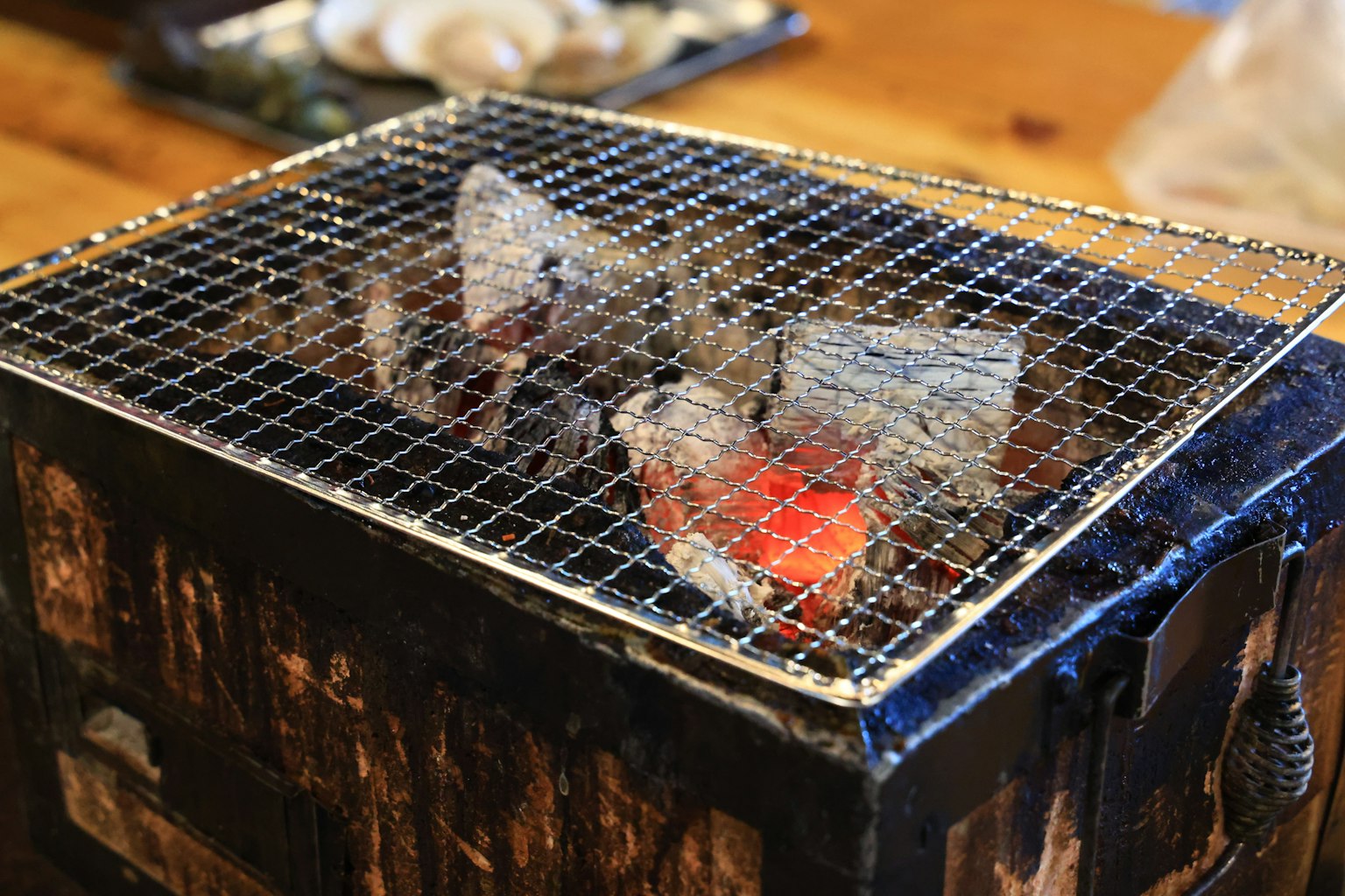 Gegrillter Fisch und Muscheln auf einem Kohlegrill