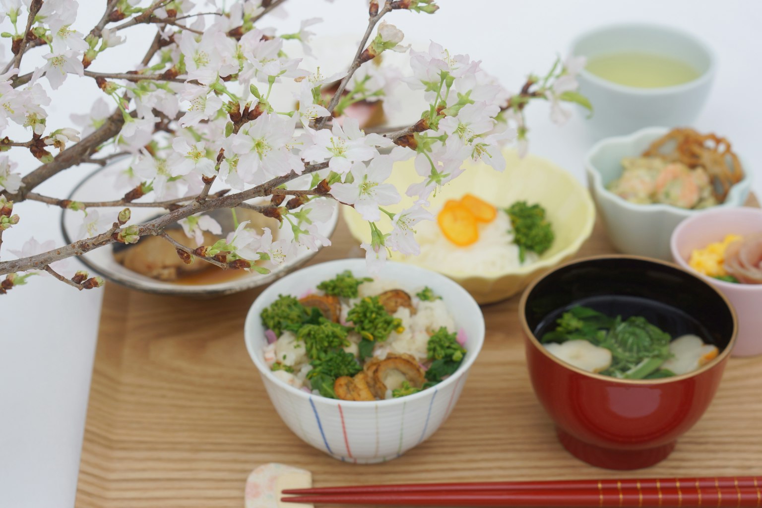 Cuisine japonaise joliment disposée avec des fleurs de cerisier