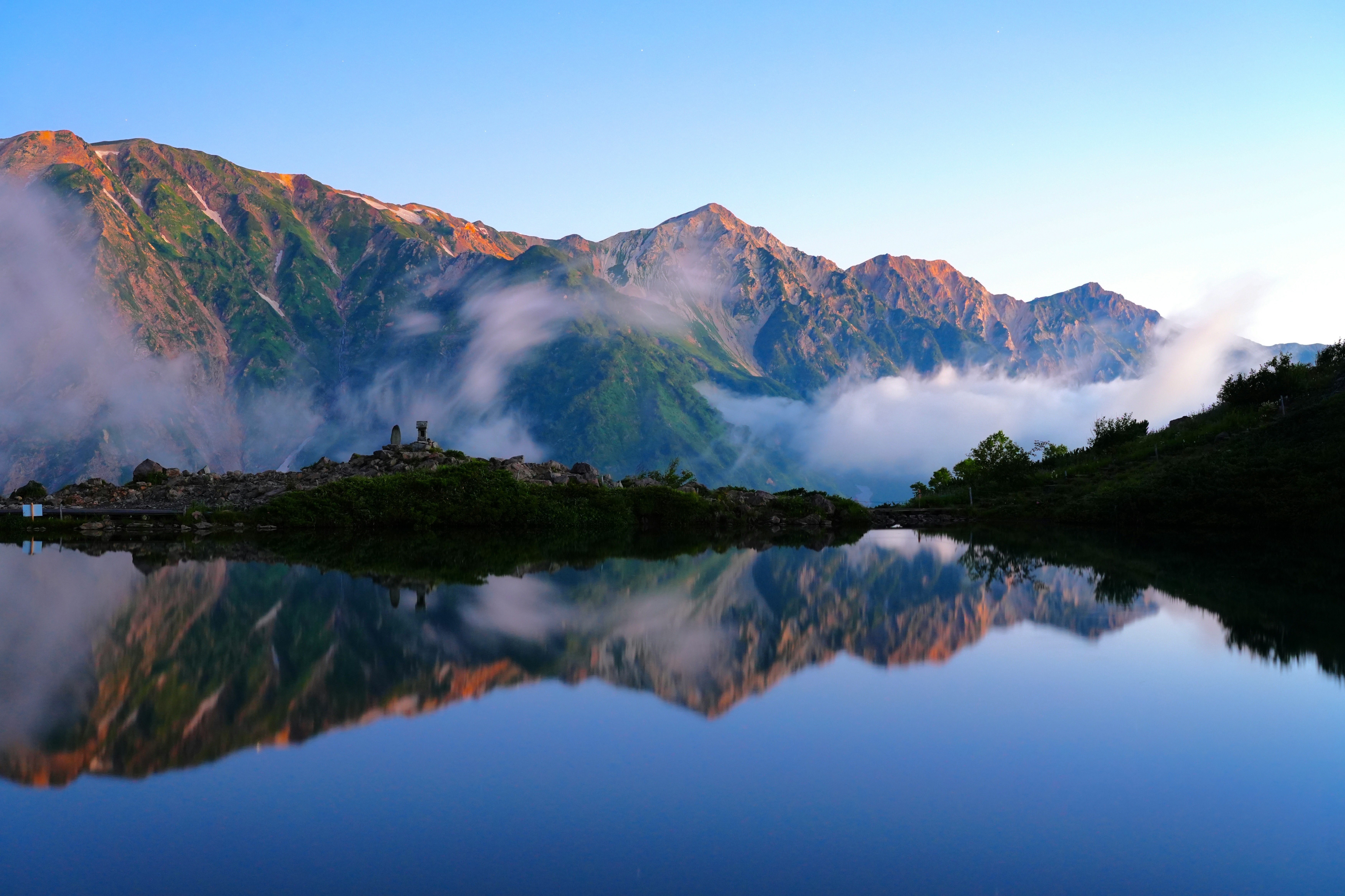Morgendliche Spiegelungen der Nordalpen im Happo-Teich mit Nebel