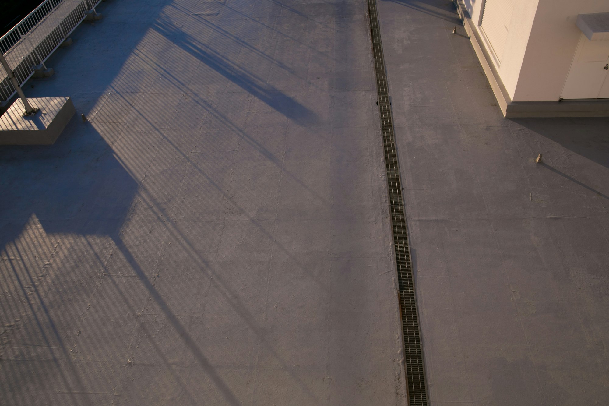 路面の排水溝とグレーチングのある屋外通路