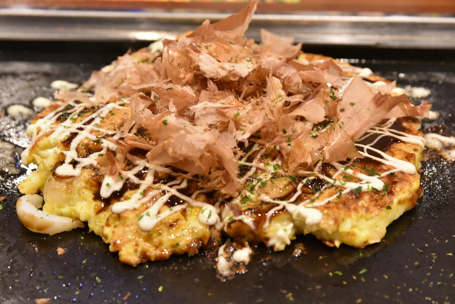 Okonomiyaki con scaglie di bonito e maionese