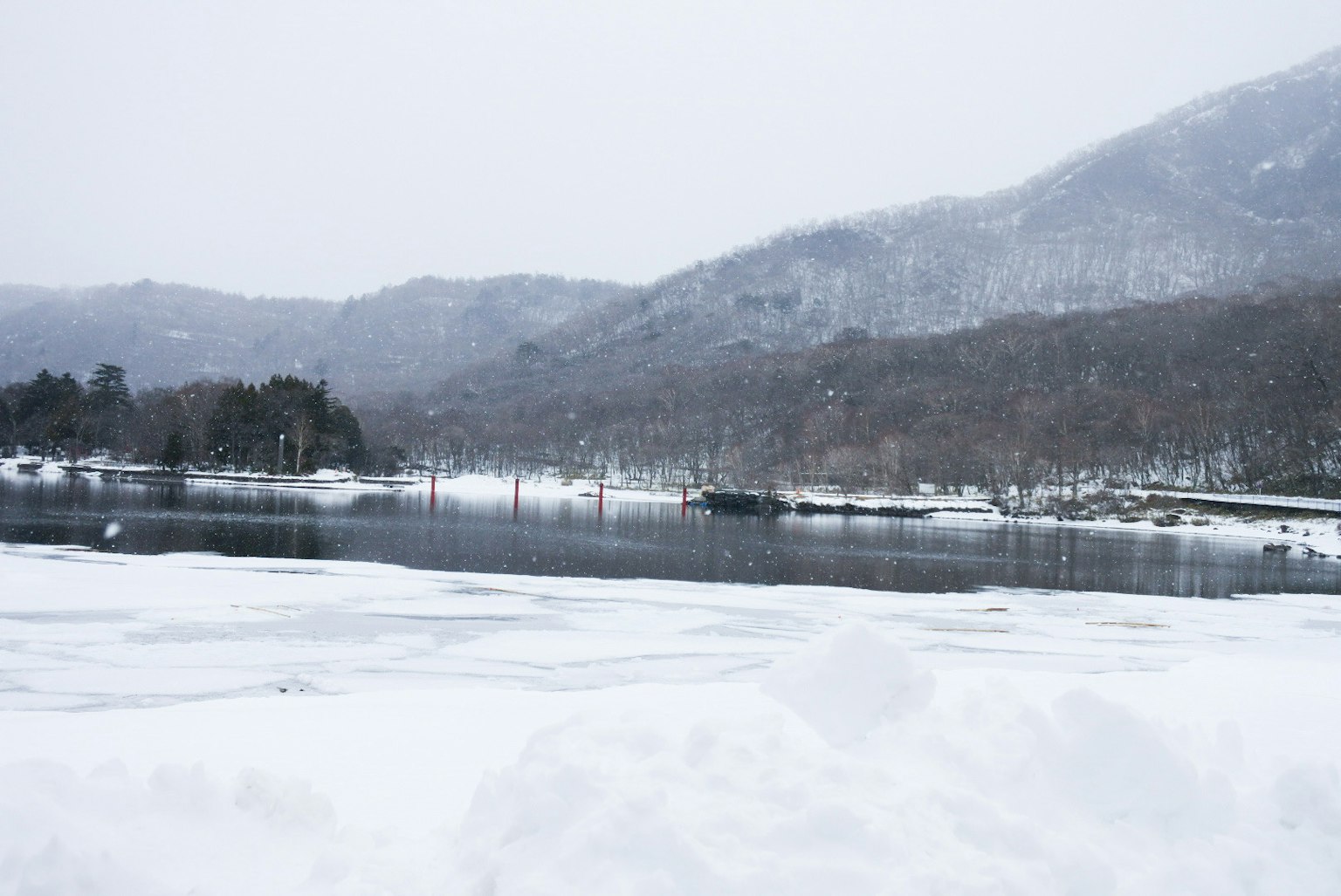 Paysage d'hiver avec des montagnes enneigées et un lac calme