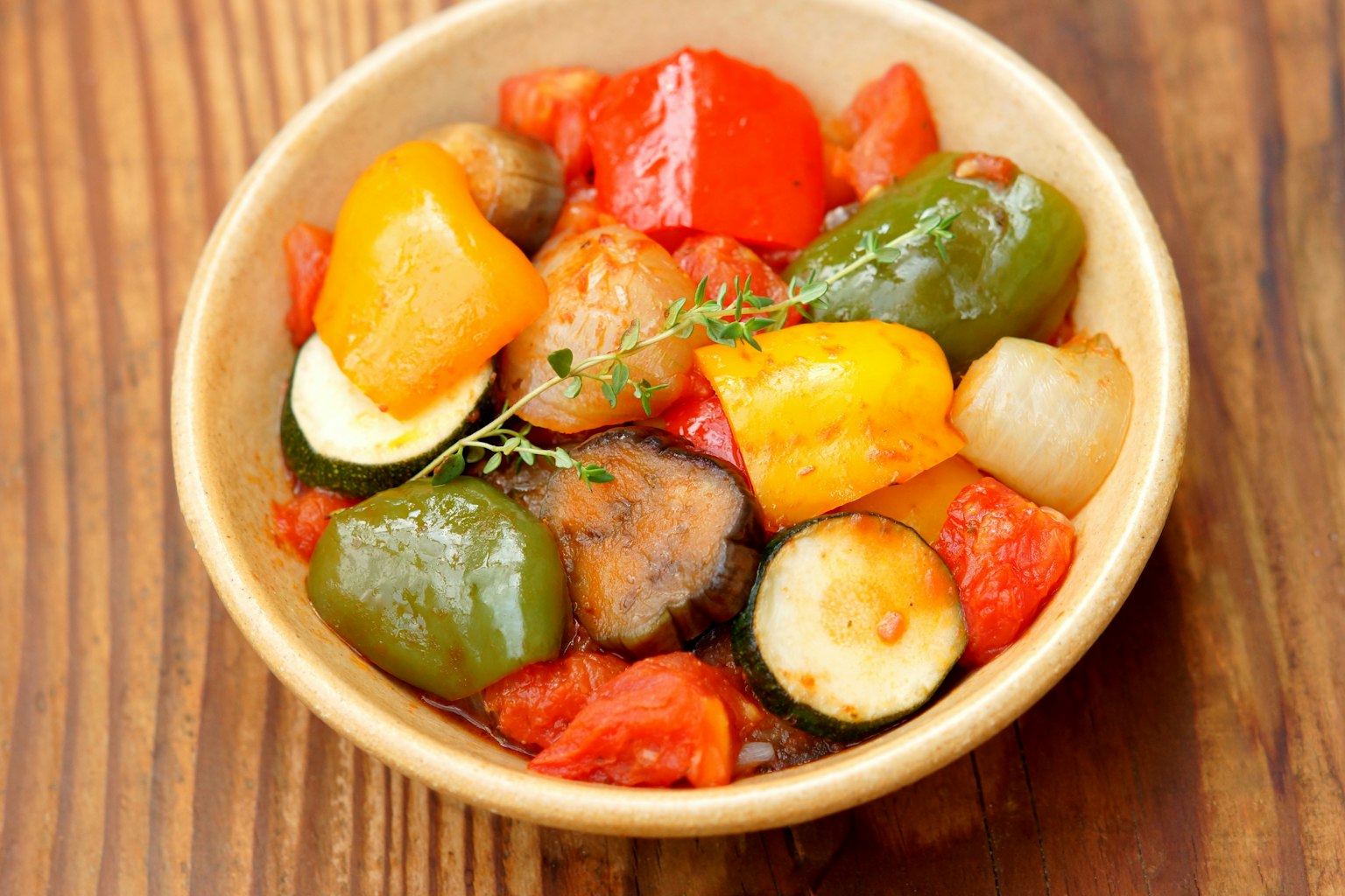 Insalata di verdure colorate in una ciotola