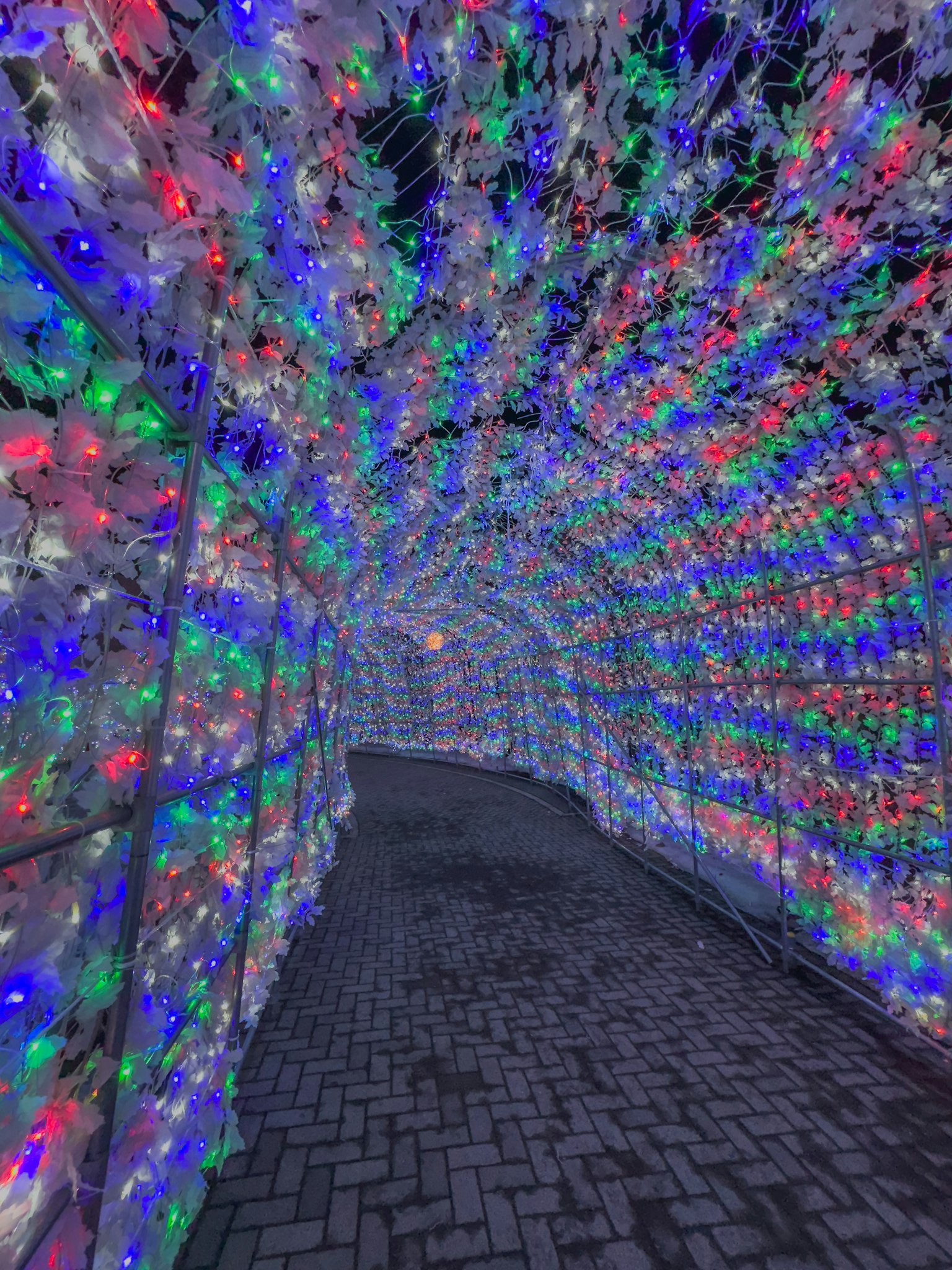 Interno di un tunnel decorato con luci LED colorate