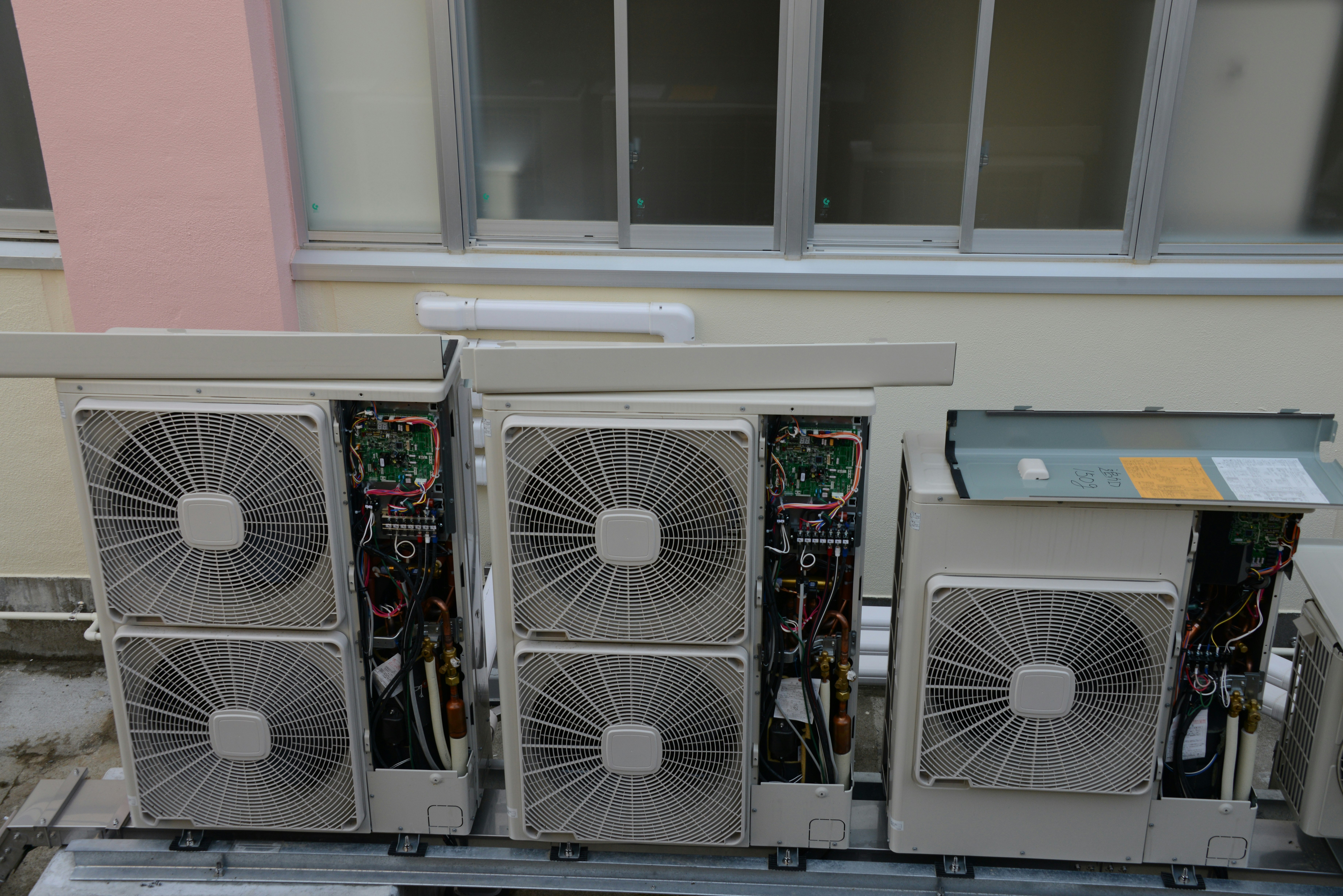 屋頂上成排的大型冷氣外機