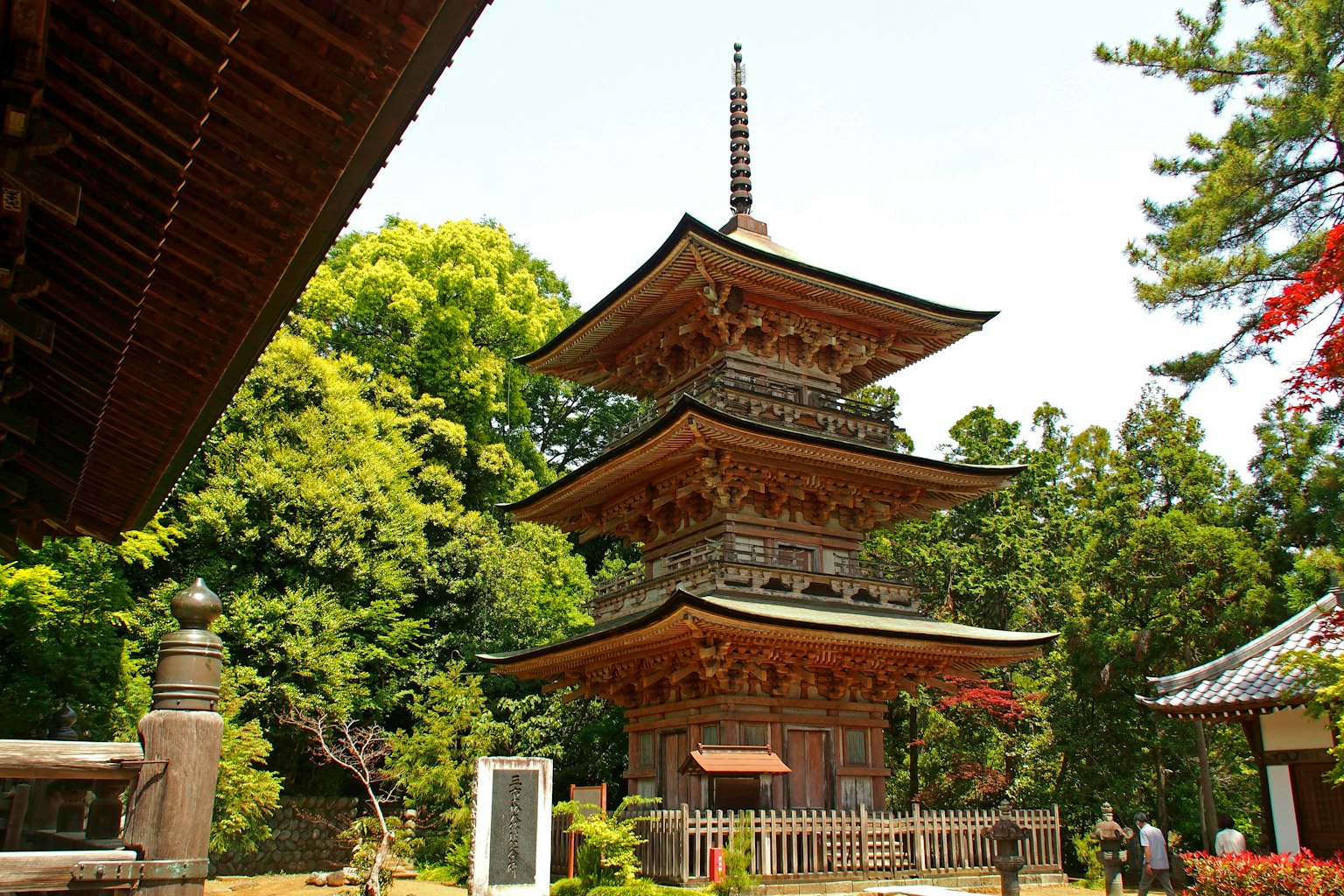 Schöne dreigeschossige Pagode umgeben von Grün