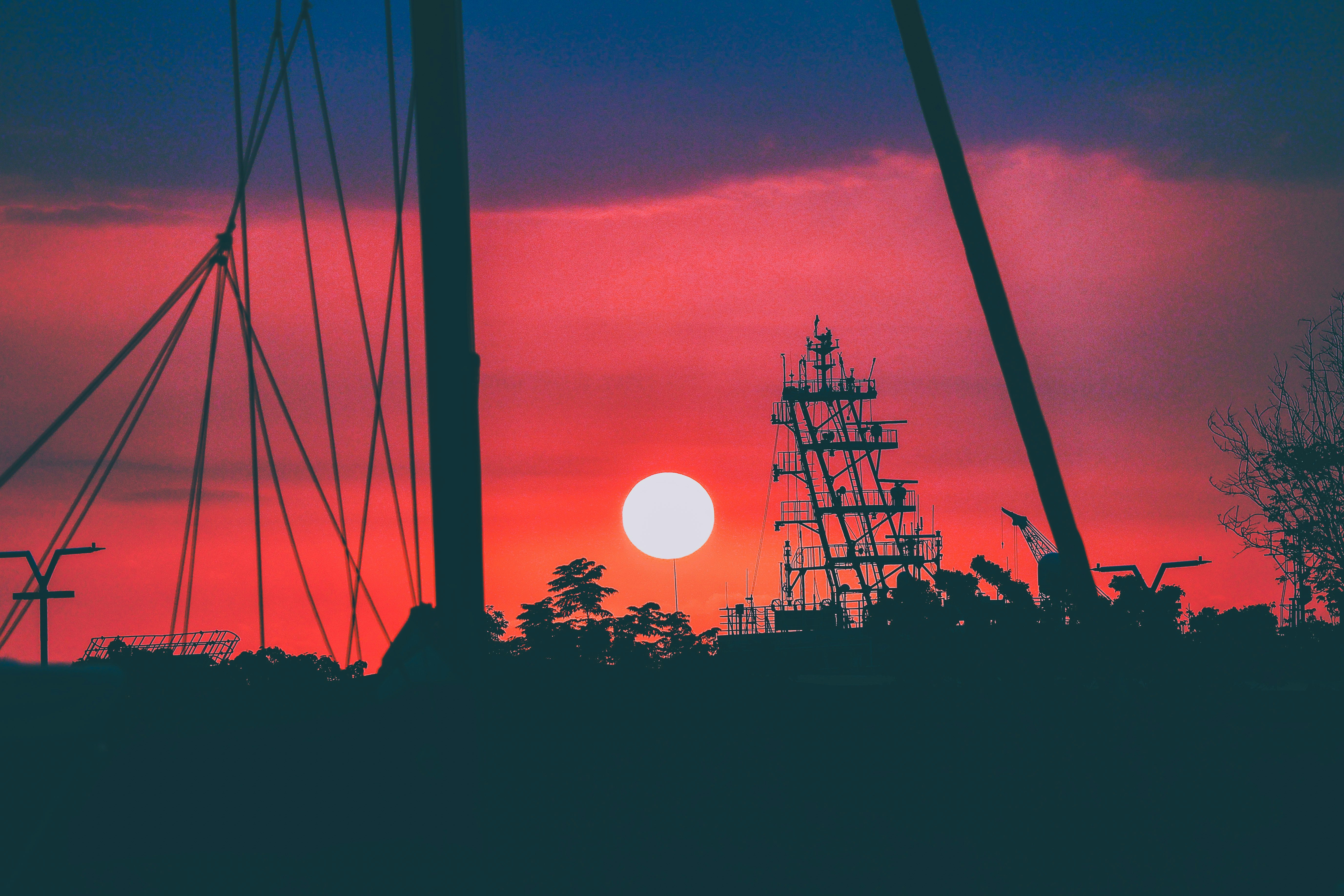 夕日が沈む美しい風景 船のマストがシルエットになっている