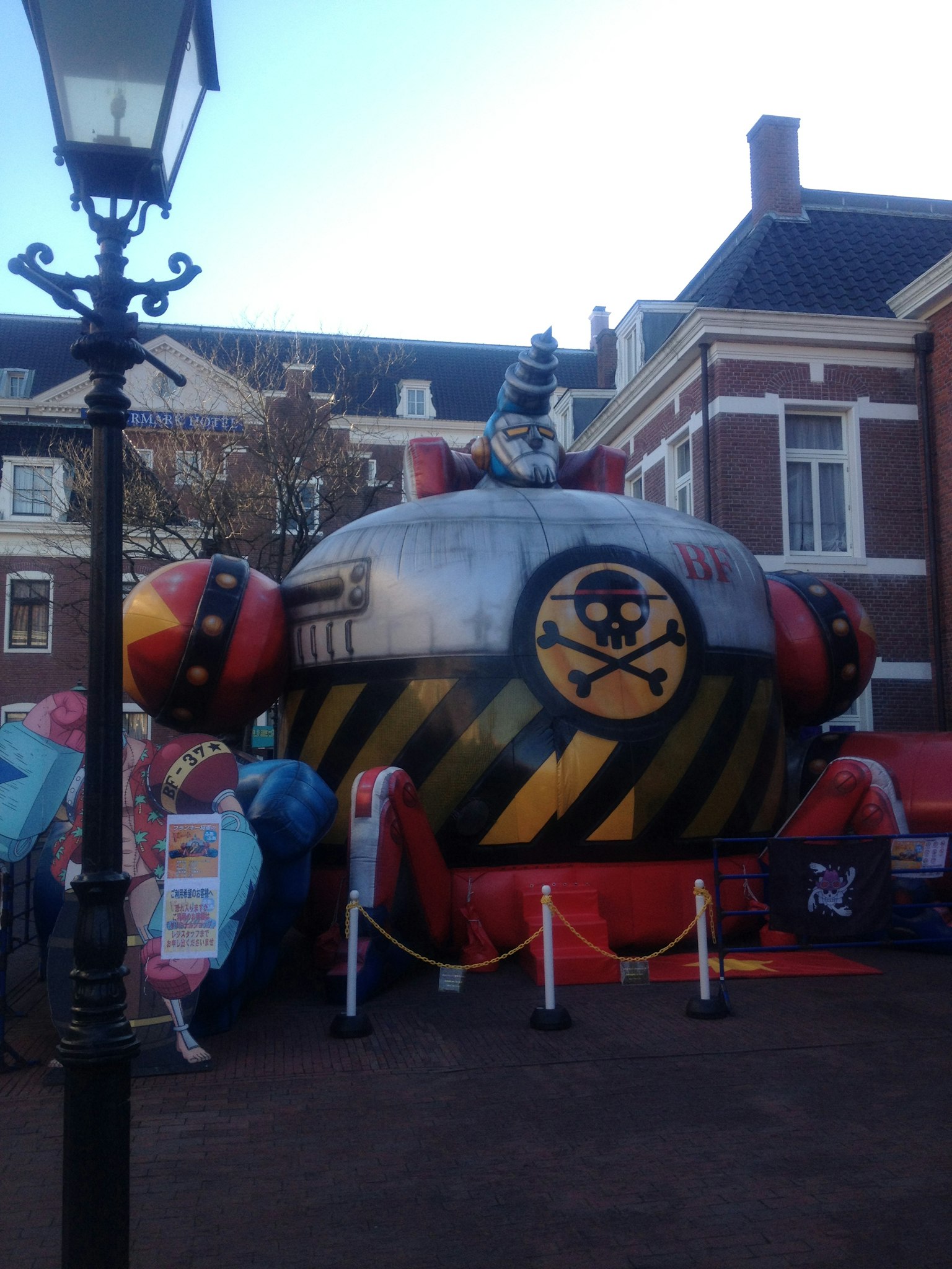 Grande attraction en forme de ballon avec des rayures jaunes et noires et un emblème de skull