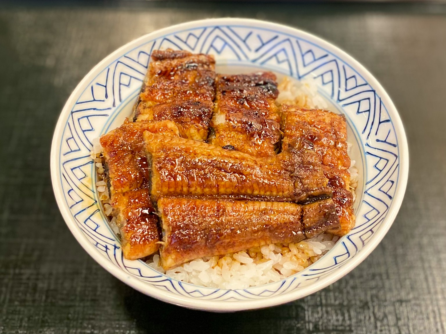 美味的鳗鱼饭，光滑的鳗鱼片放在米饭上
