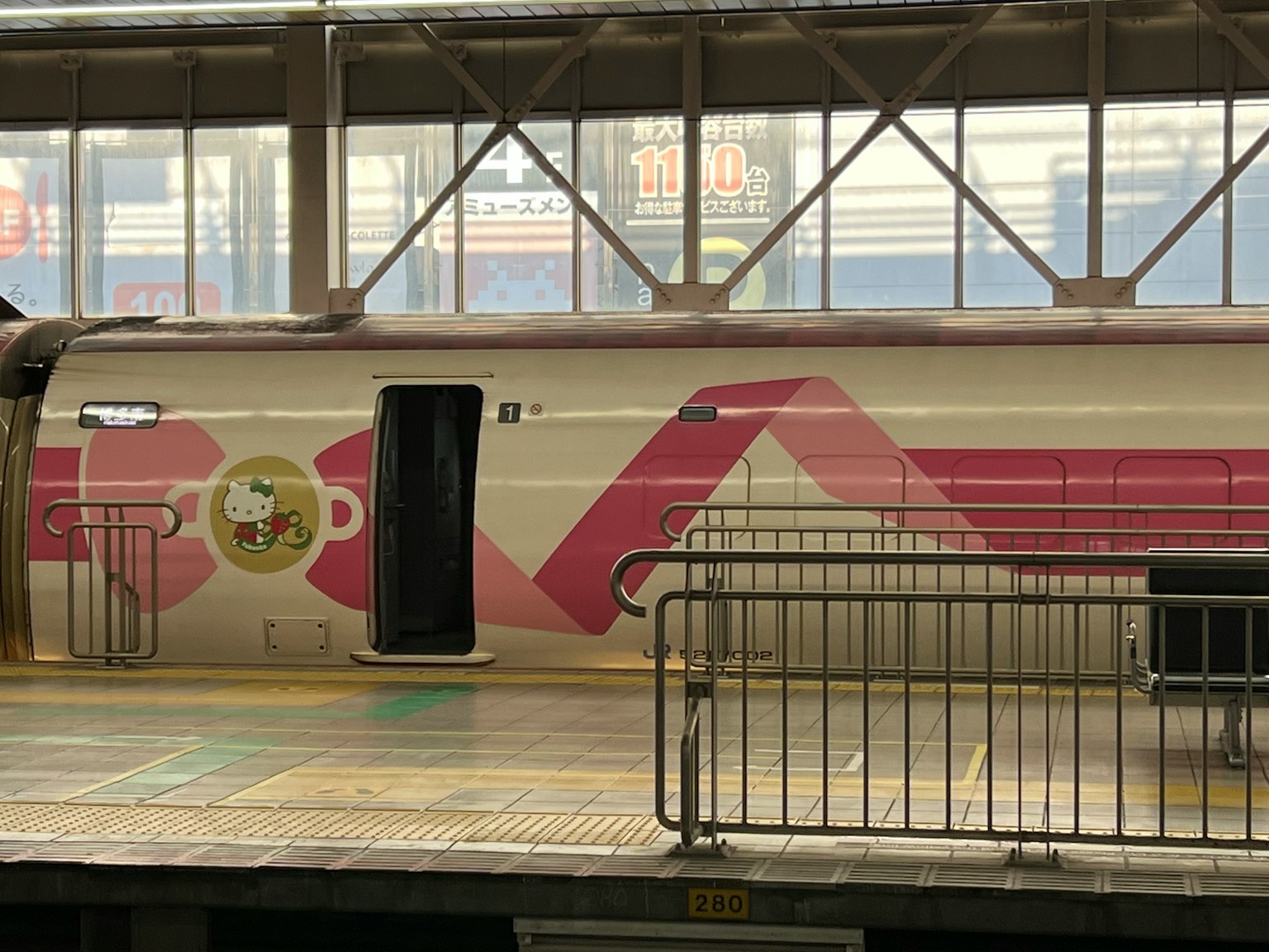 停靠在车站平台的新干线列车具有独特的粉色设计图案