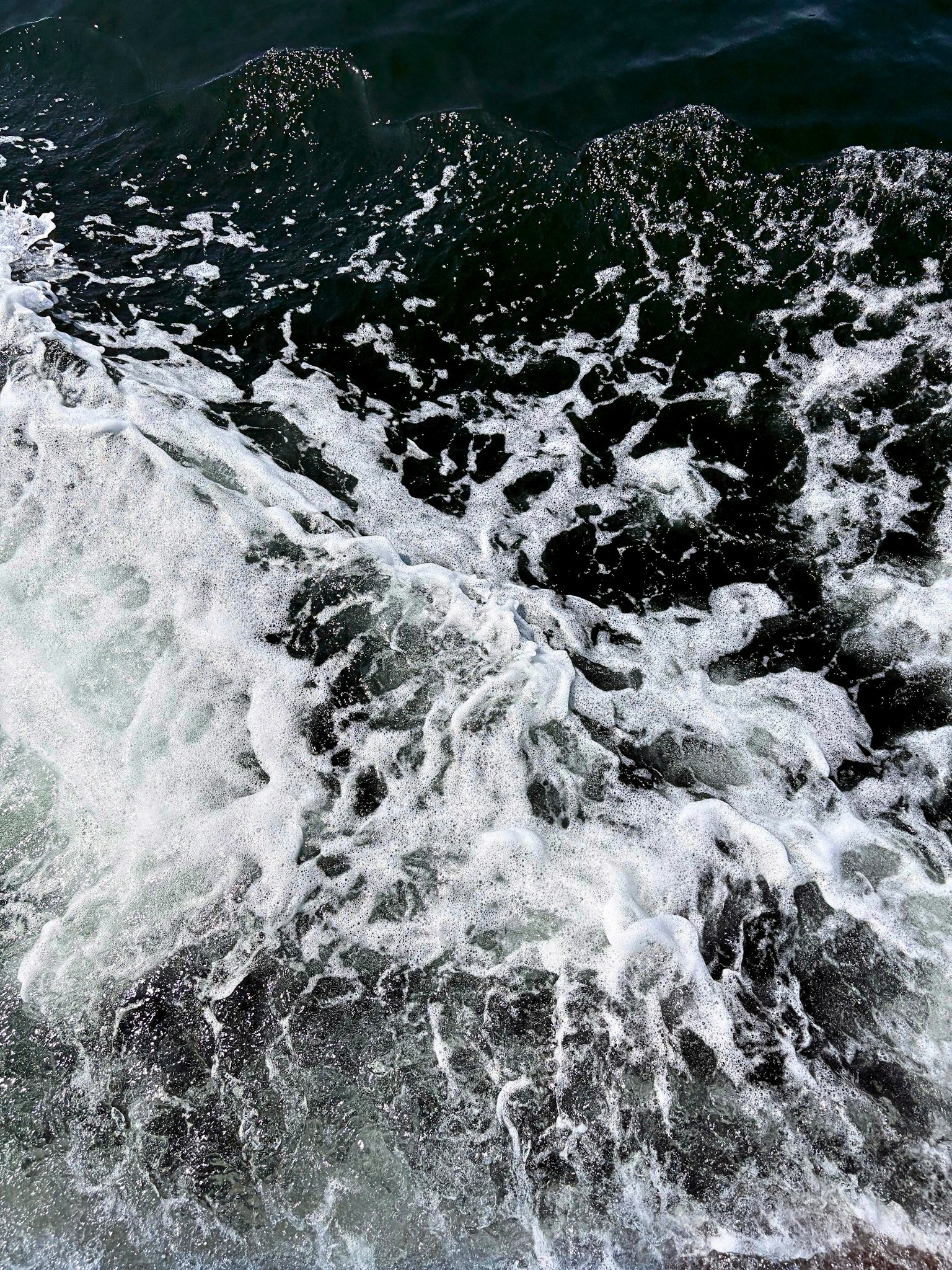 Imagen de olas del océano con espuma y movimiento del agua