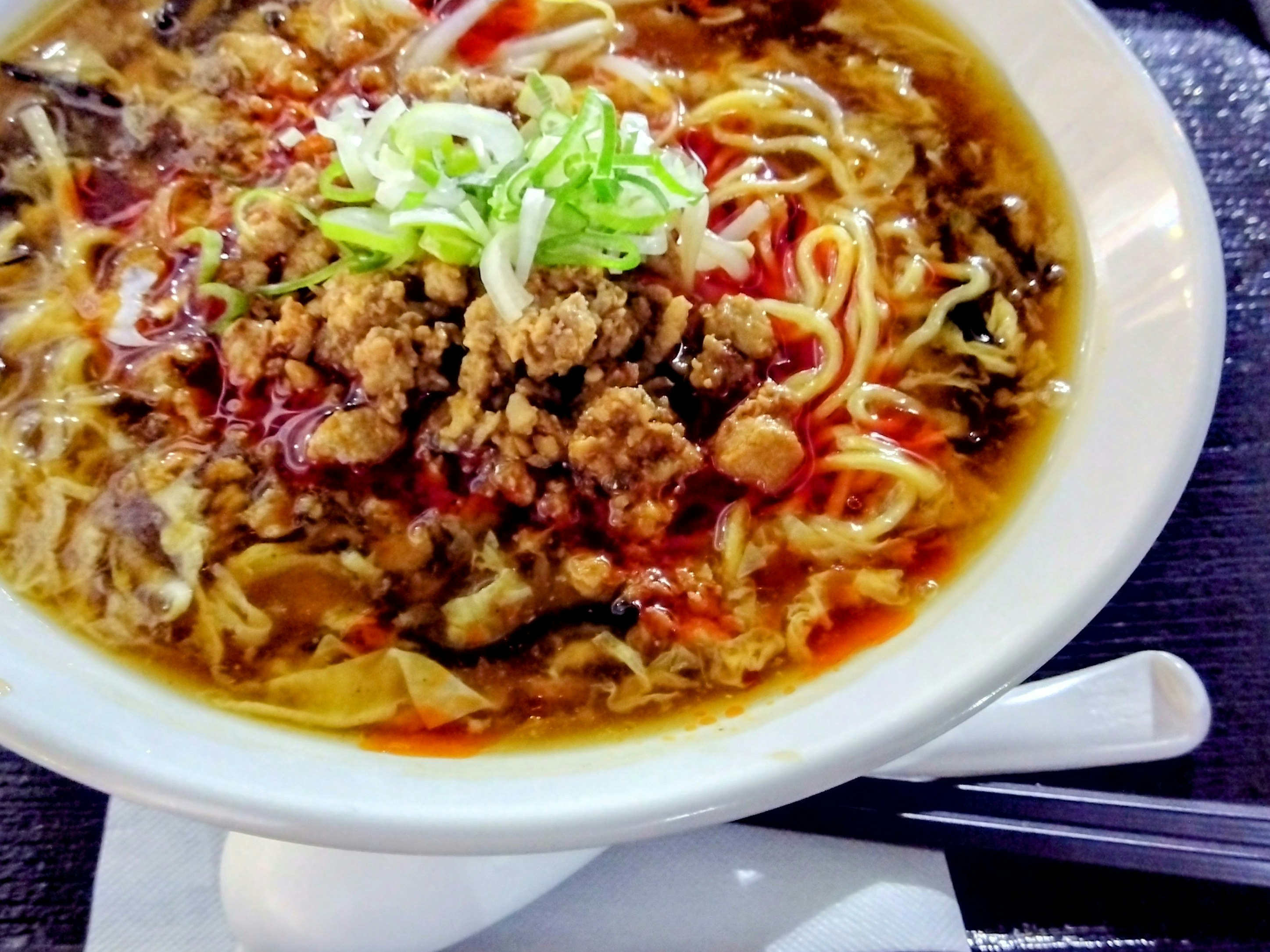 一碗帶肉末配料的辛辣拉麵