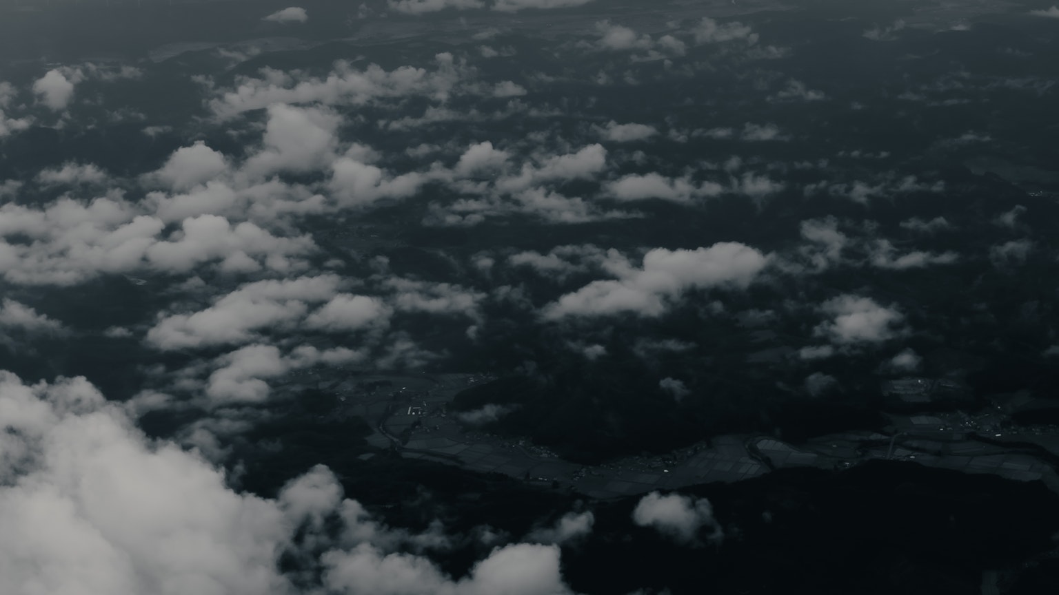 Vue aérienne d'un paysage couvert de nuages