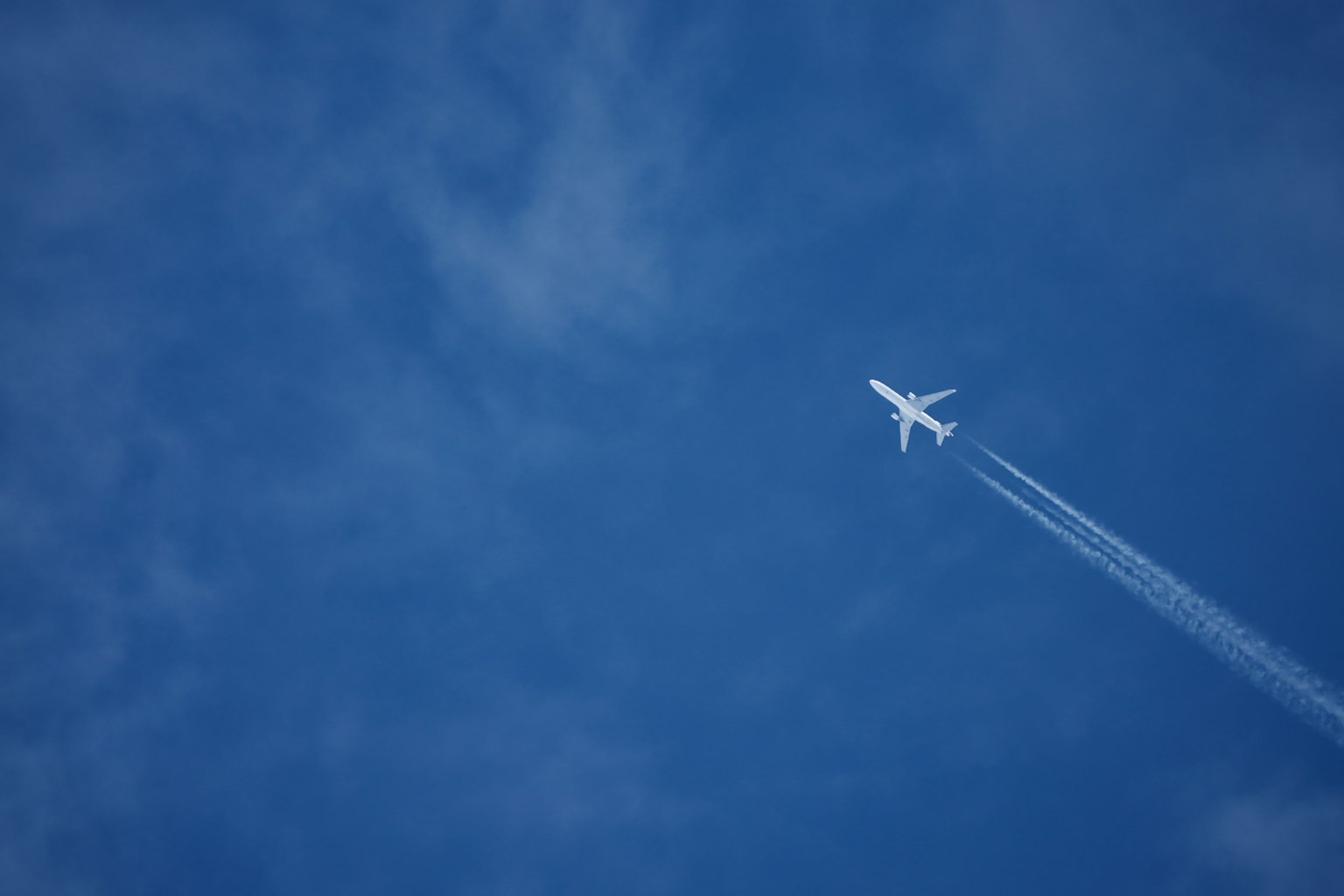 Un avion volant contre un ciel bleu