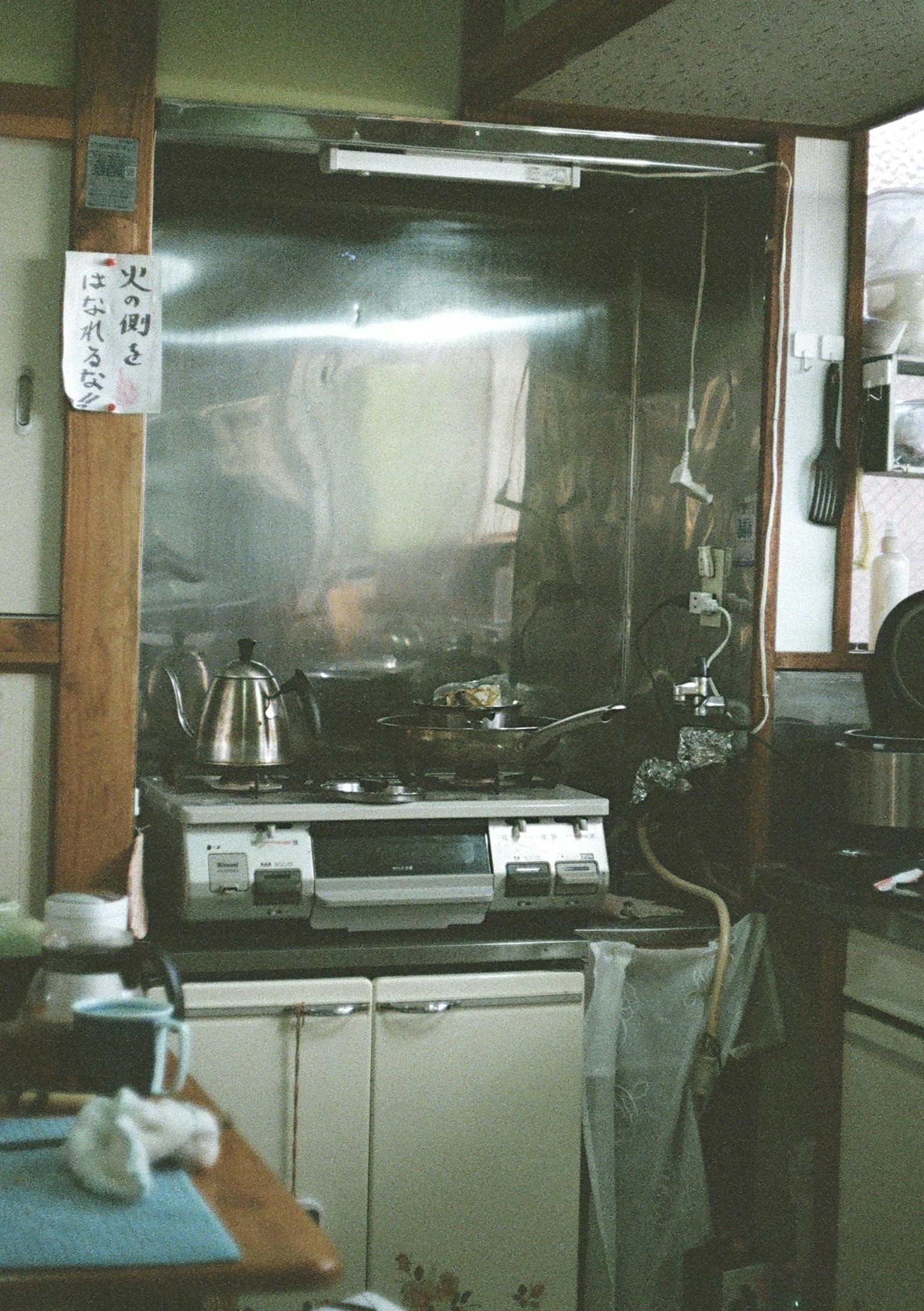 Scène de cuisine japonaise ancienne avec une cuisinière et des casseroles