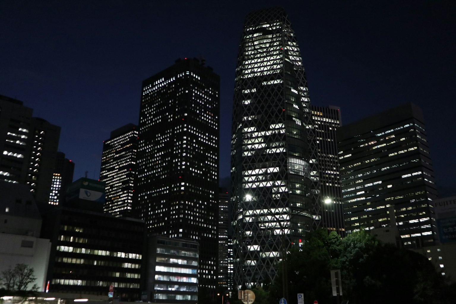 Paysage urbain nocturne avec des gratte-ciel illuminés