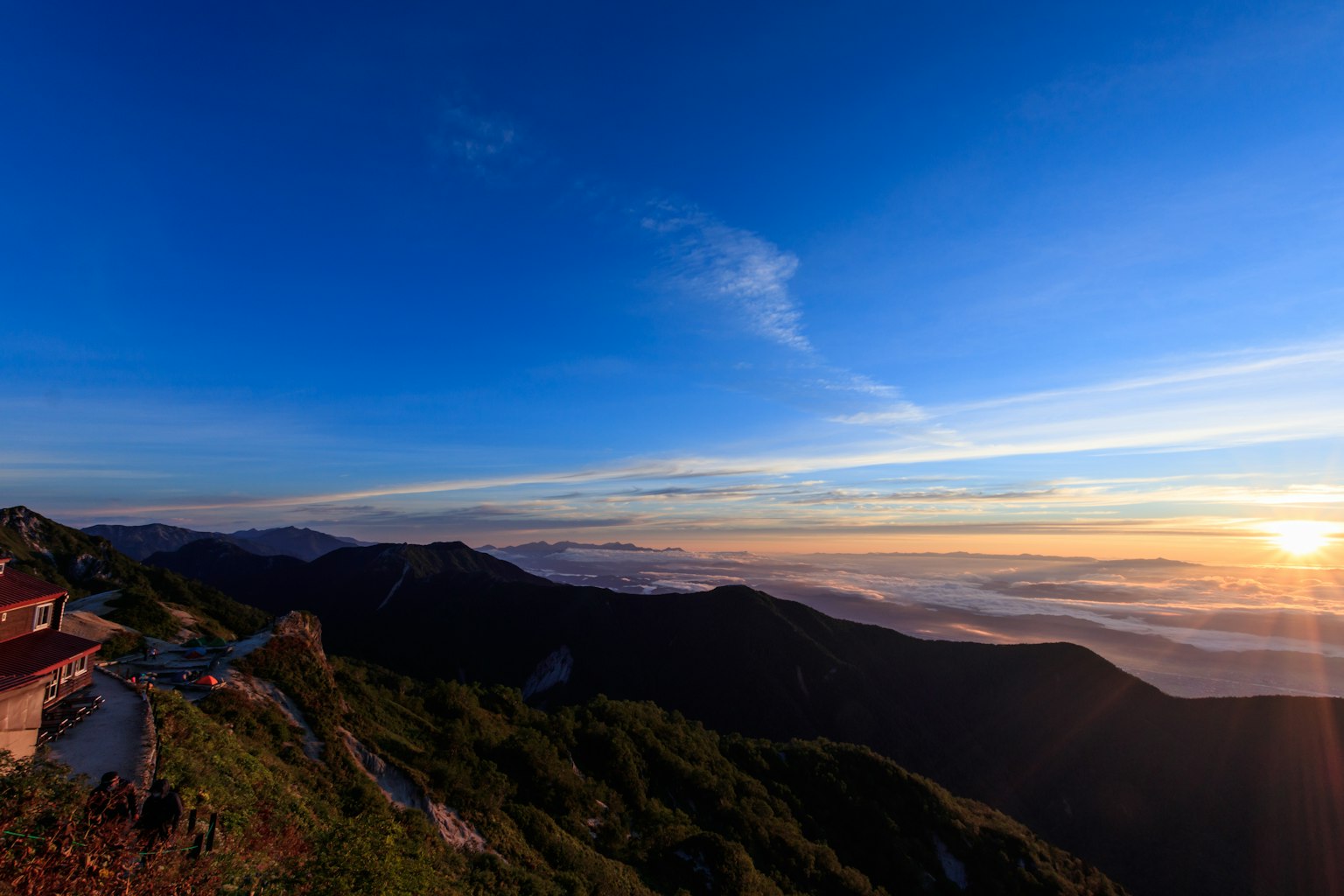Paysage magnifique de ciel bleu et de coucher de soleil entre les montagnes