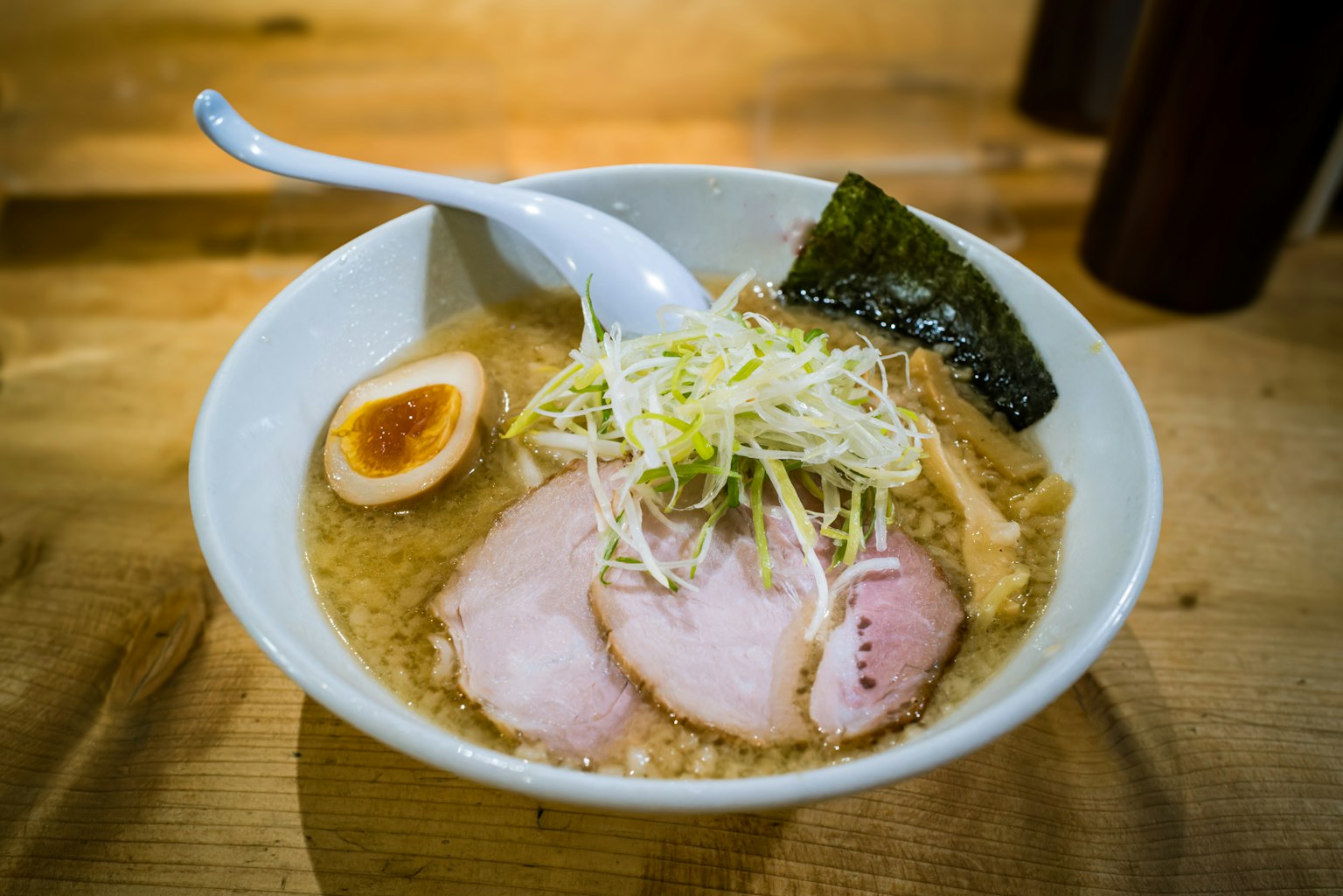 ชามราเมนที่มีหมูชาชู ไข่ต้ม ต้นหอม และสาหร่าย