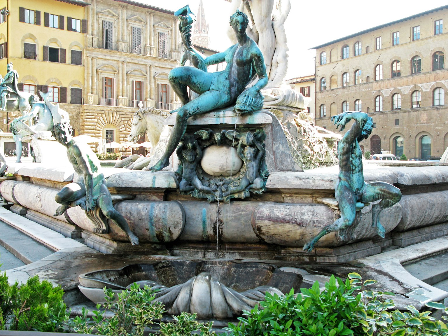 Bella scultura di fontana a Firenze con figure in bronzo