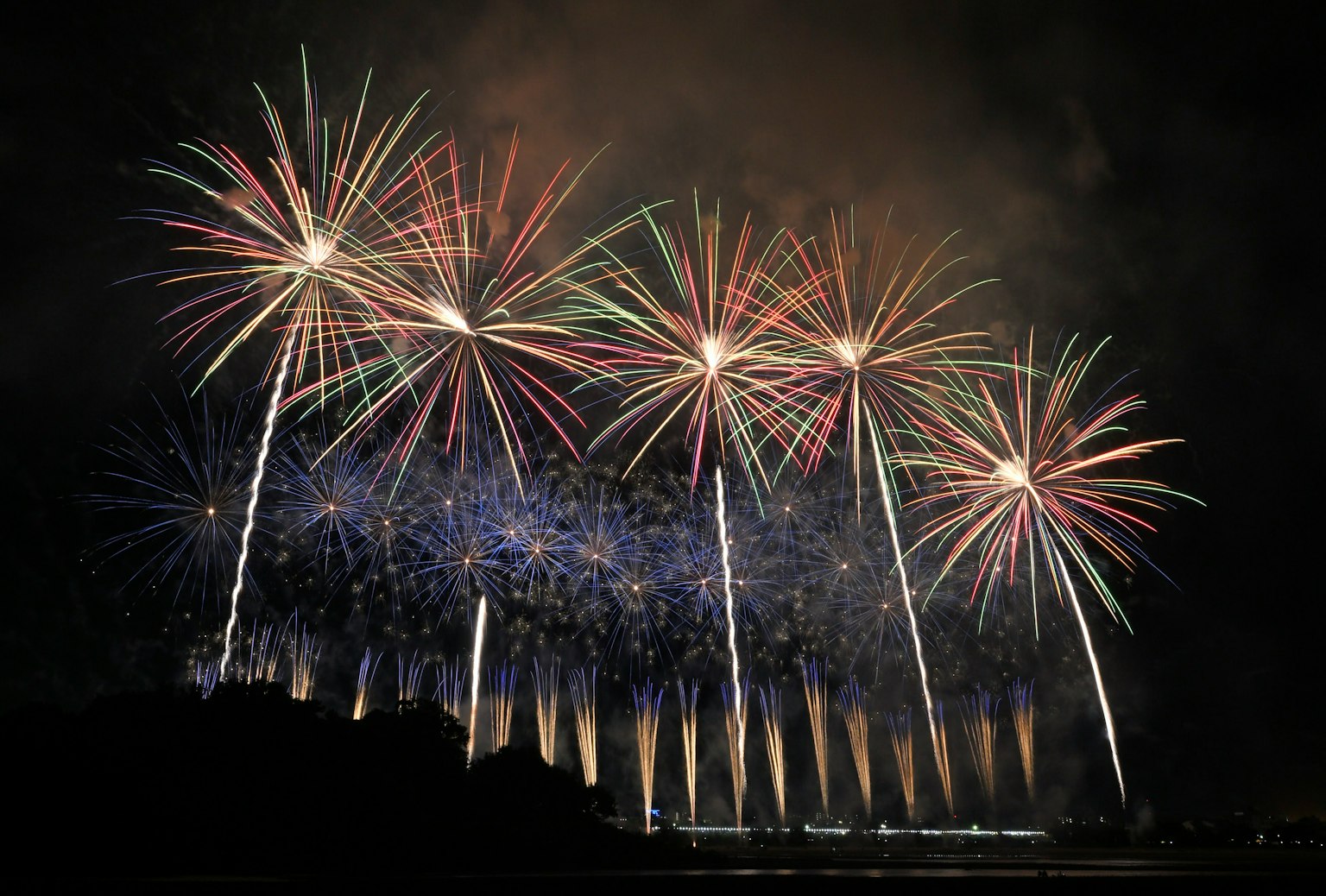 Des feux d'artifice colorés éclatant dans le ciel nocturne lors d'une célébration
