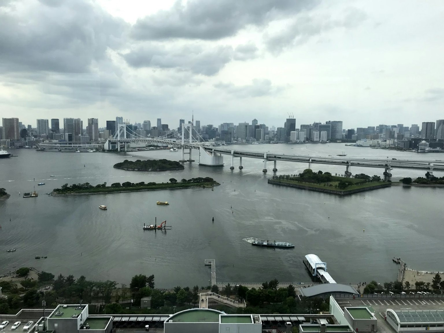 Vista de la bahía de Tokio con puentes e islas