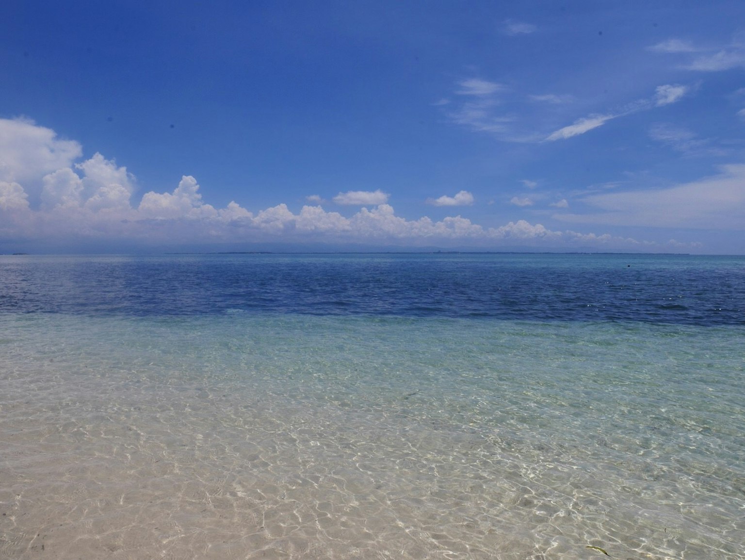 Bella vista del cielo blu e dell'oceano chiaro