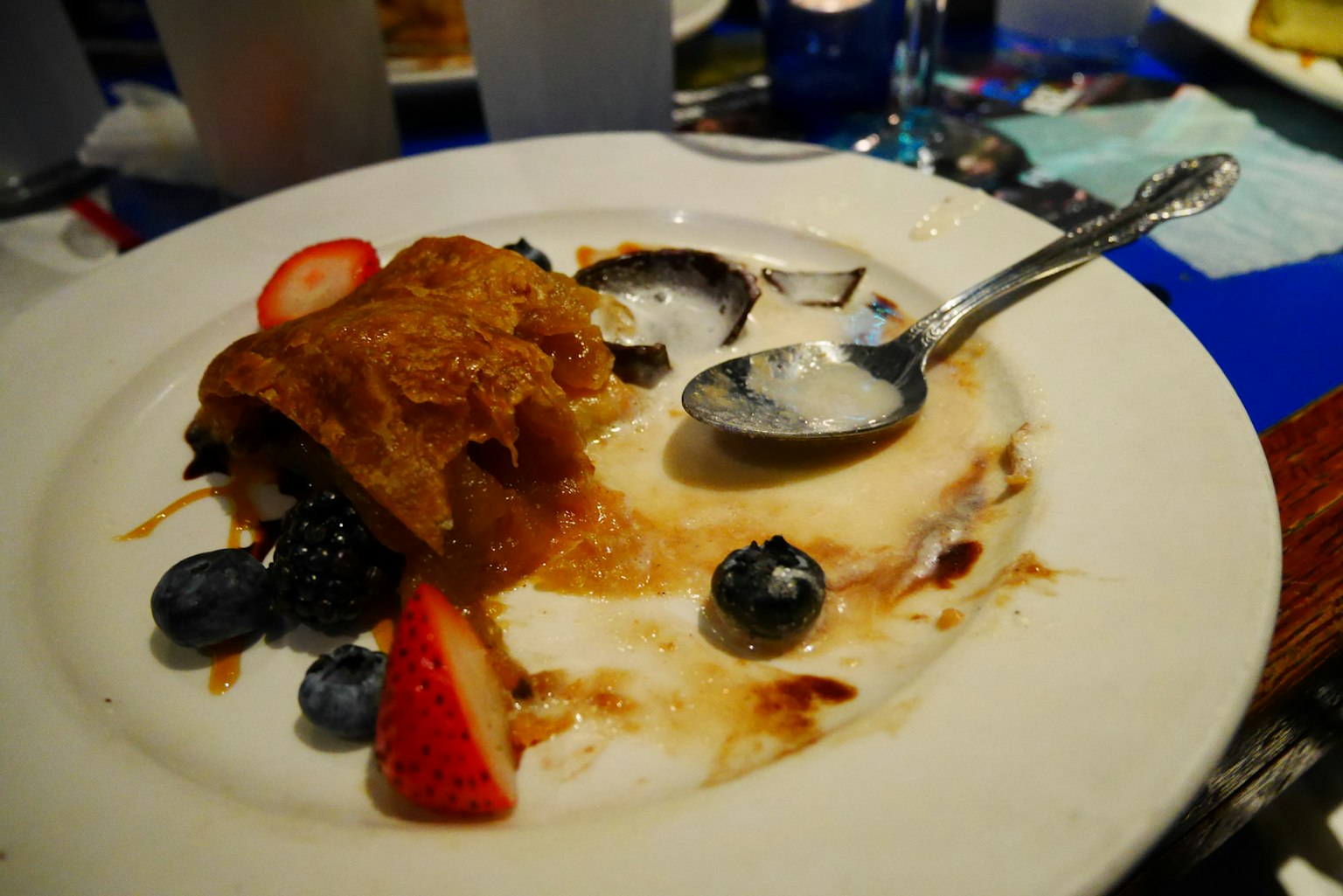 Piatto di dessert con torta di mele, frutti di bosco e gelato