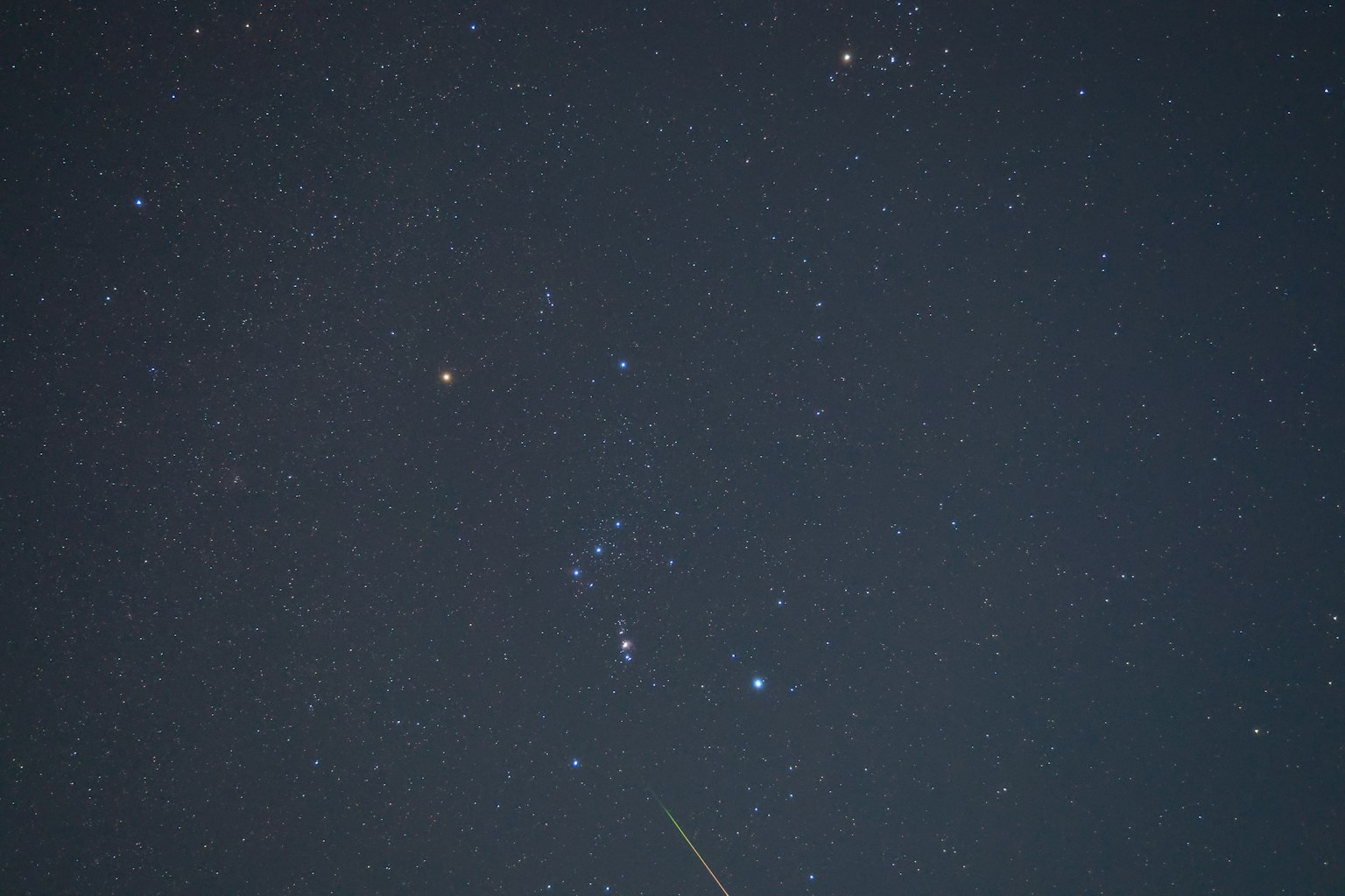 星空中分散的星星和獵戶座星座