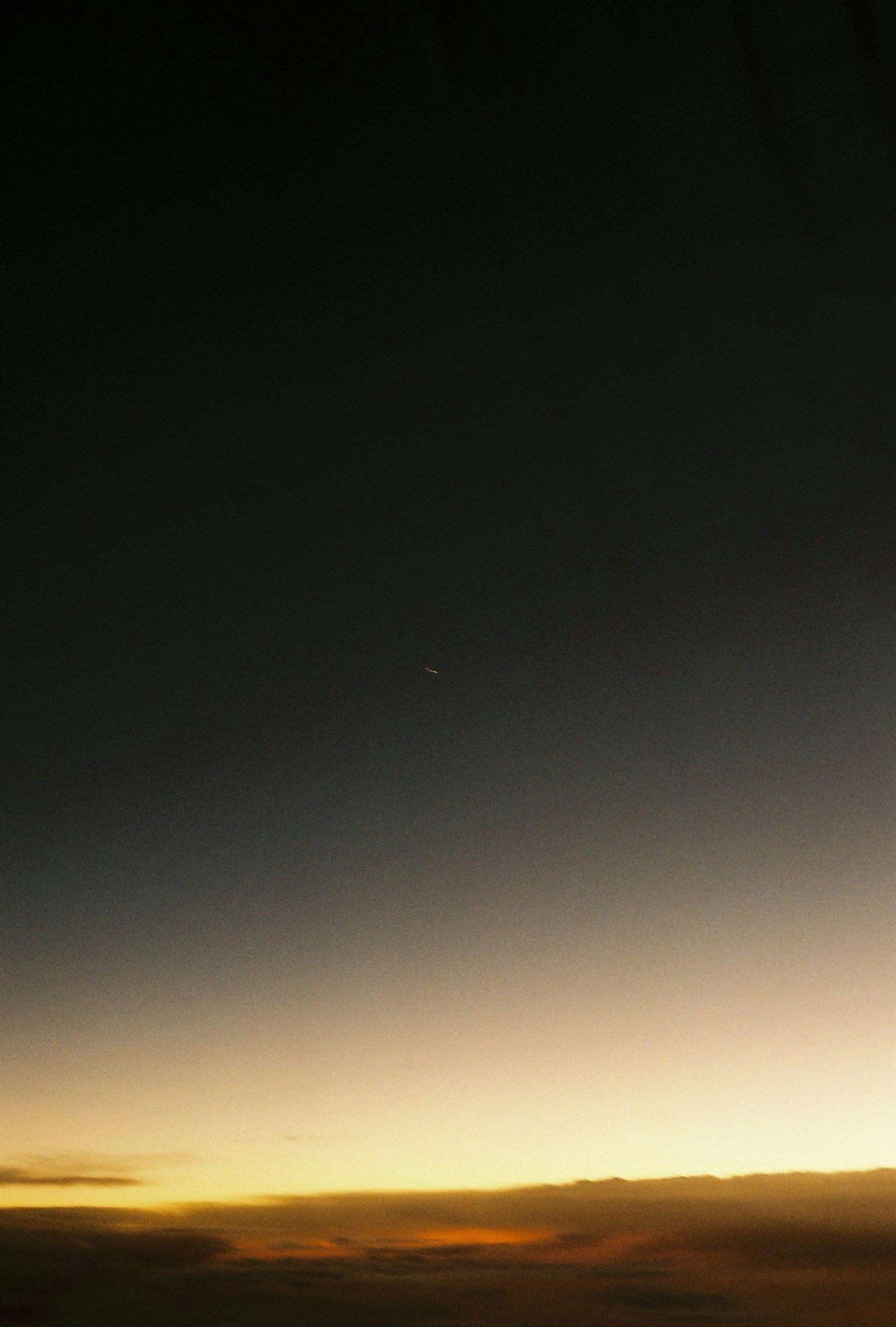 Nuvole scure sotto un cielo al tramonto con una luce tenue