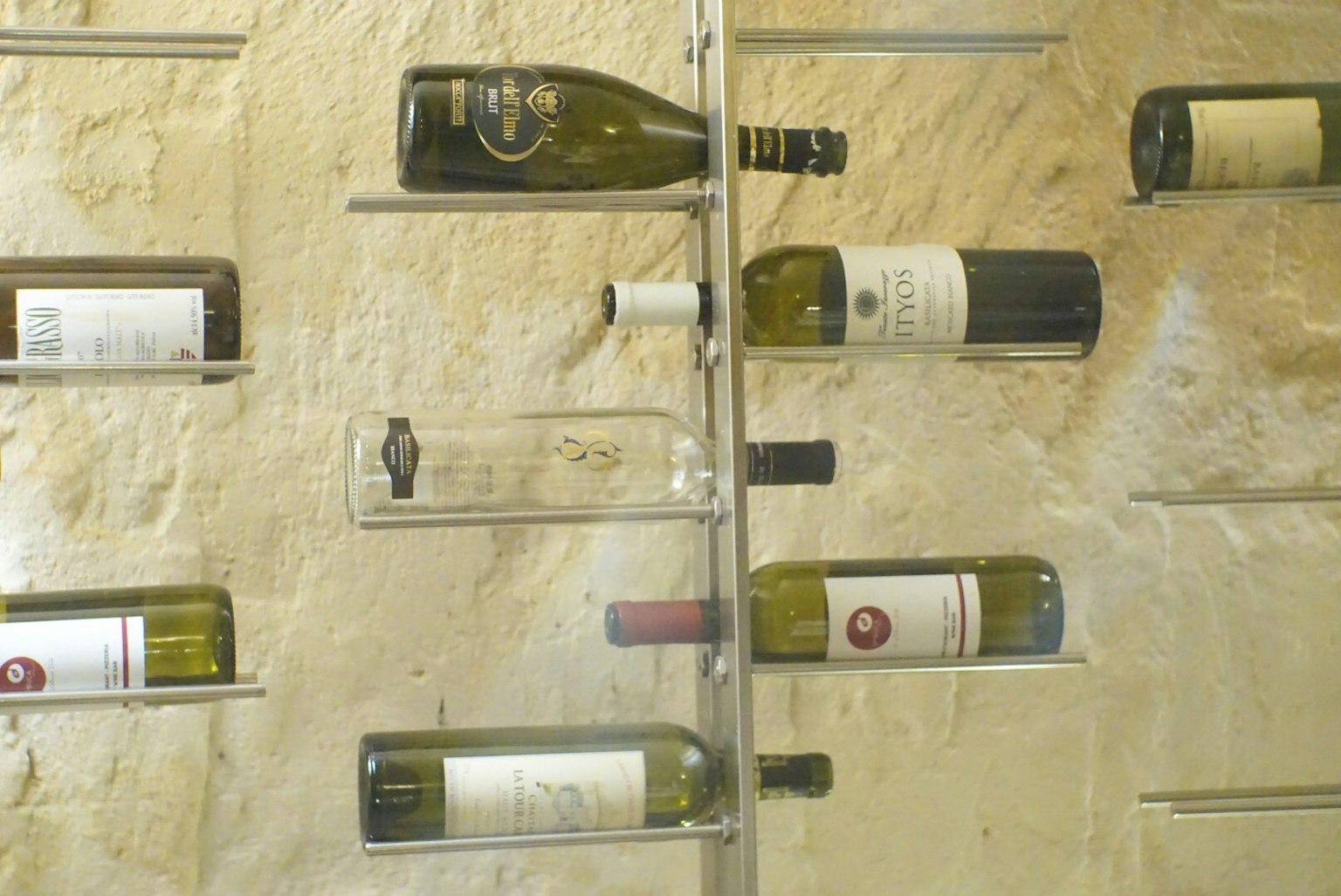 Bouteilles de vin exposées sur un support mural