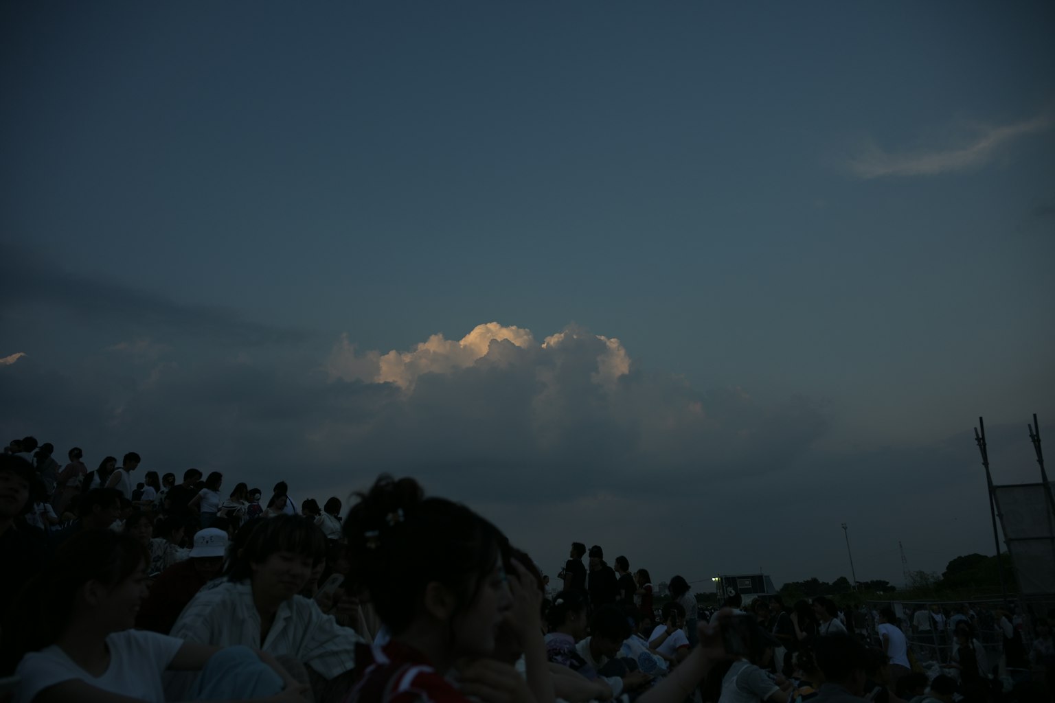 黄昏天空与云朵和观众的轮廓