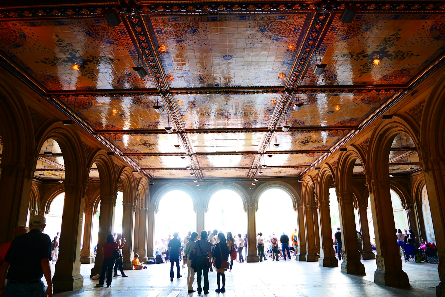 Un vivace raduno di persone in un padiglione ad arco decorato al Central Park