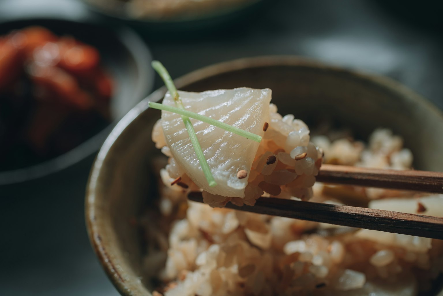 ข้าวคำหนึ่งกับสมุนไพรที่ถือด้วยตะเกียบ