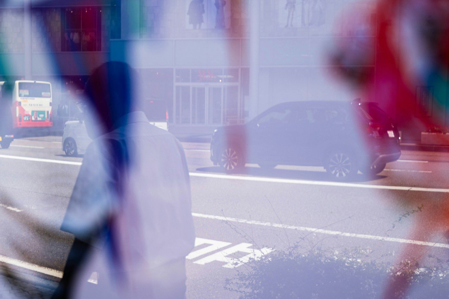 街の反射が映る窓の外観 色とりどりの布が見える