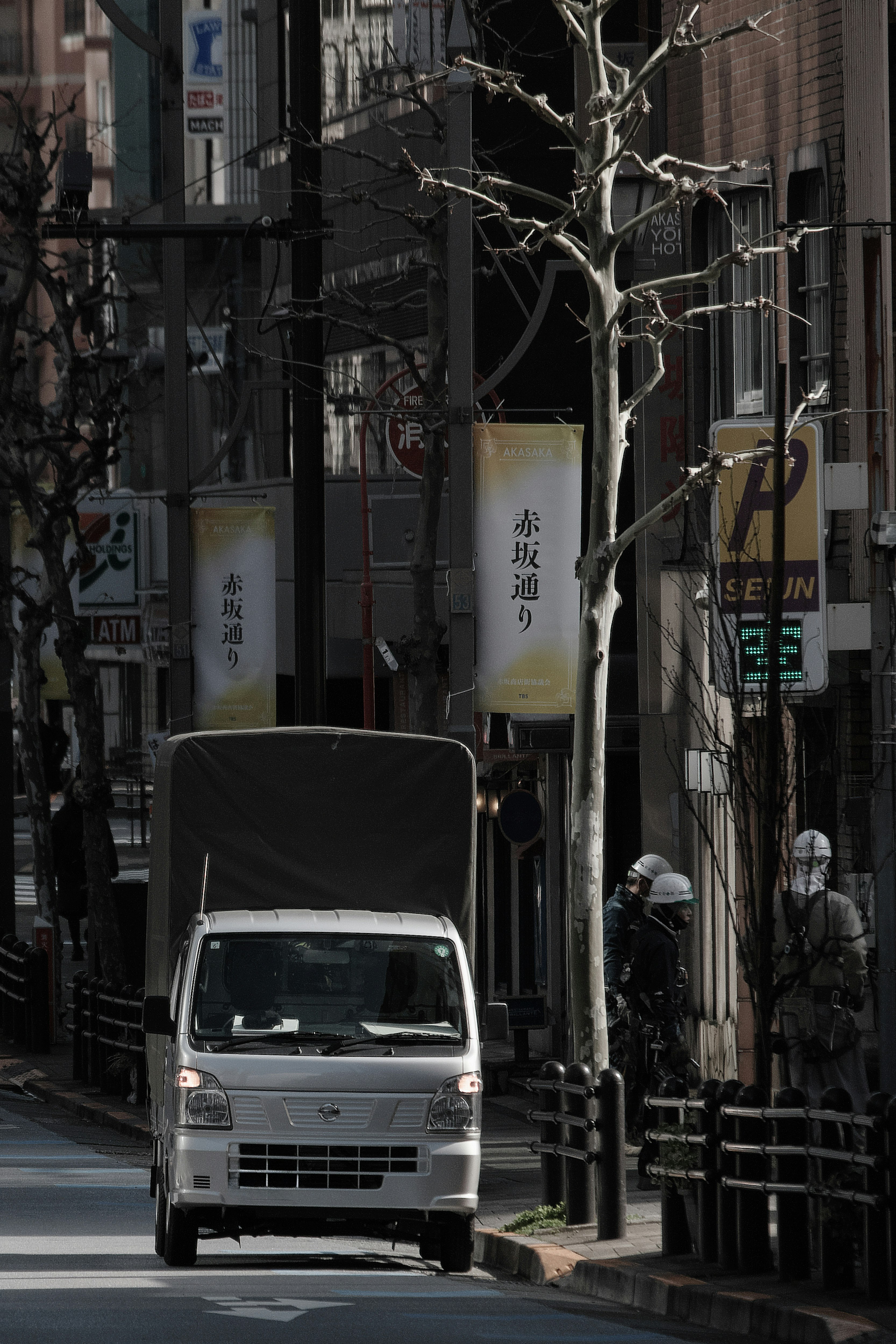 赤坂通りの路地を走る軽トラックのある街並み
