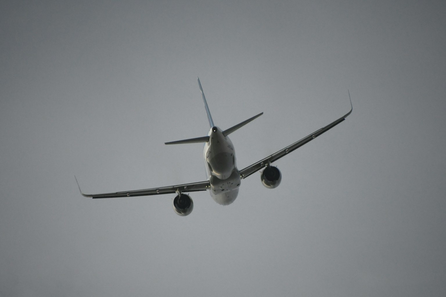 飛機在空中飛行從下方視角