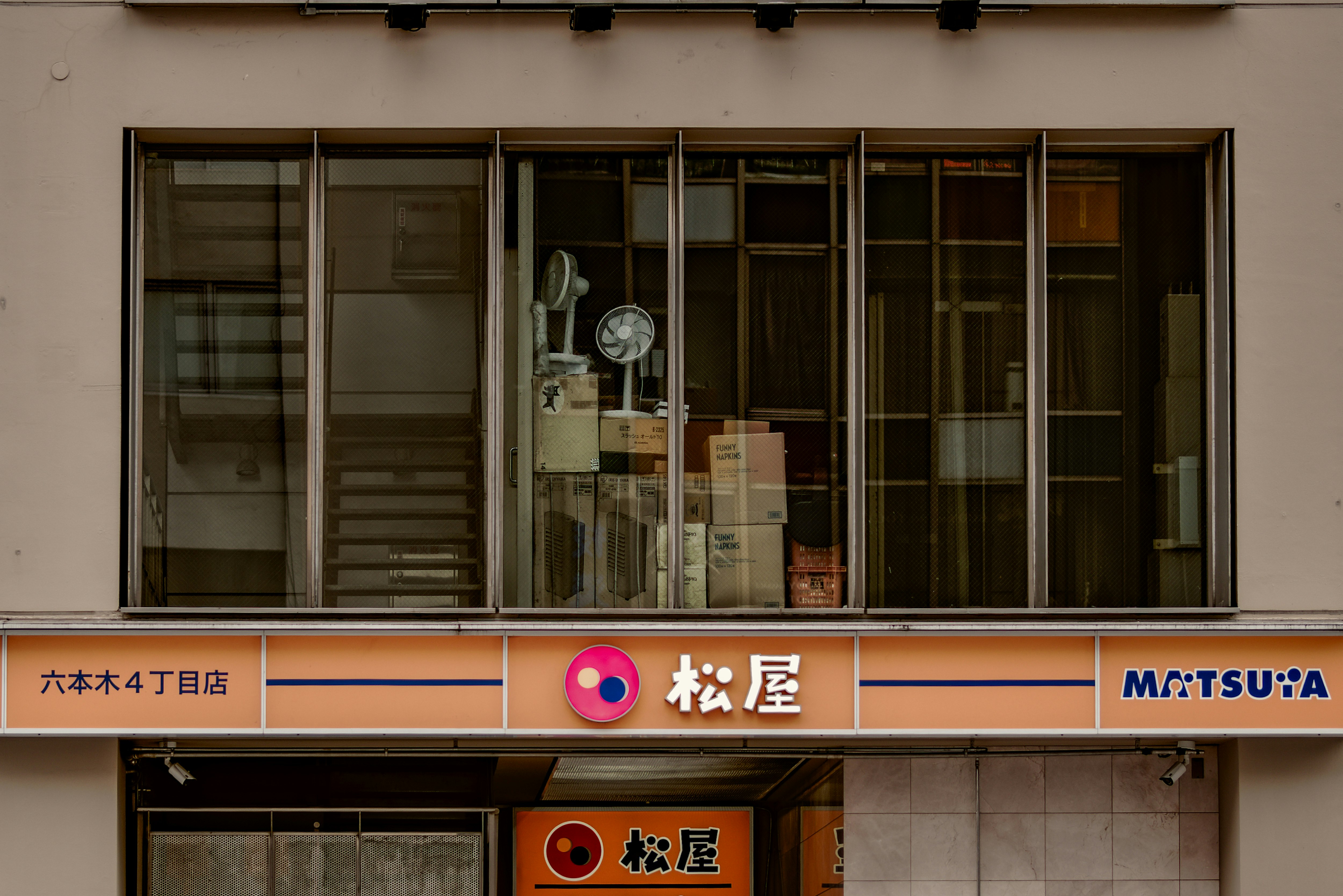 窓のある商店街の看板と街並み