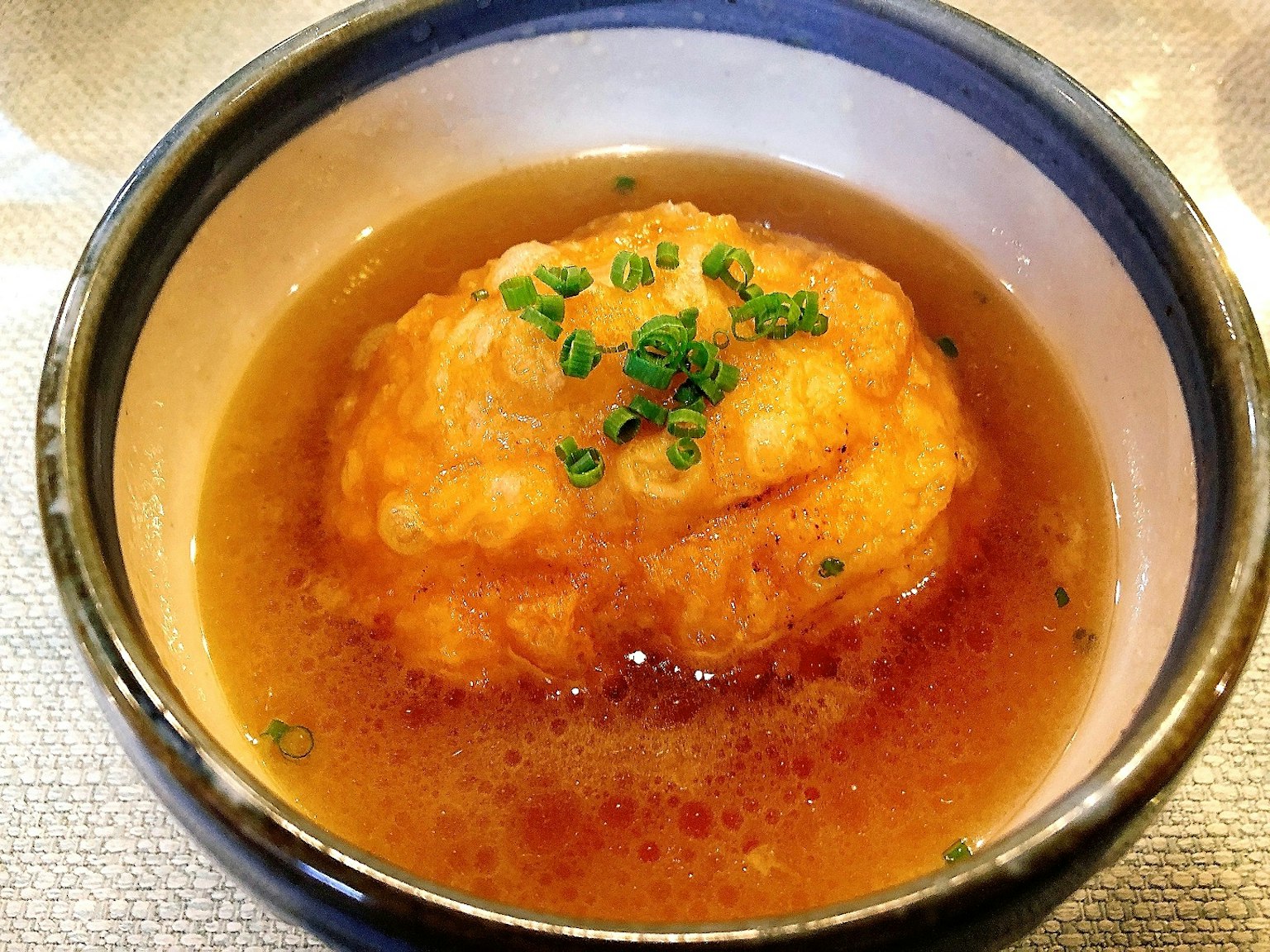 Un plat d'œufs flottant dans un bouillon chaud
