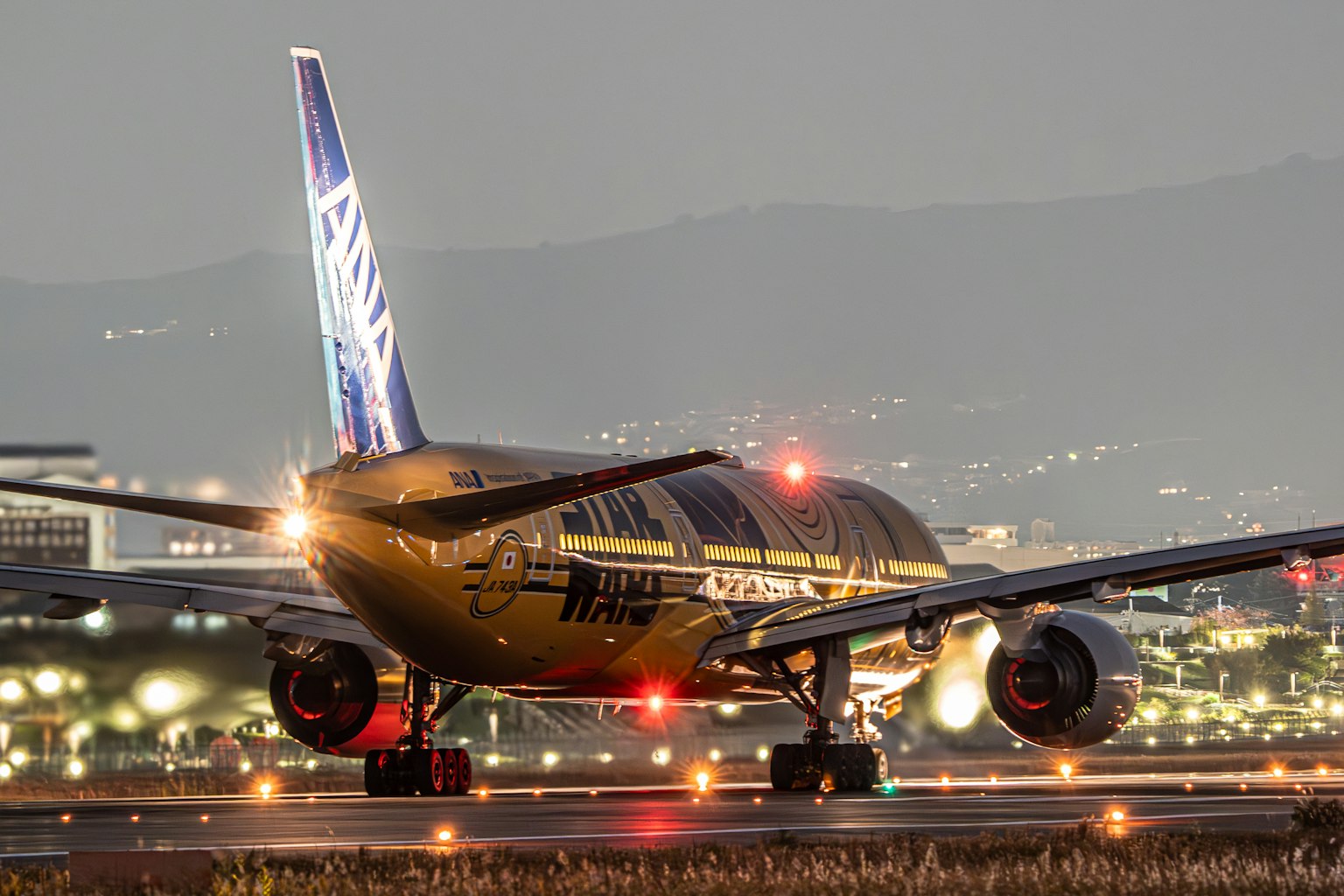 Boeing 787 của ANA trên đường băng vào ban đêm