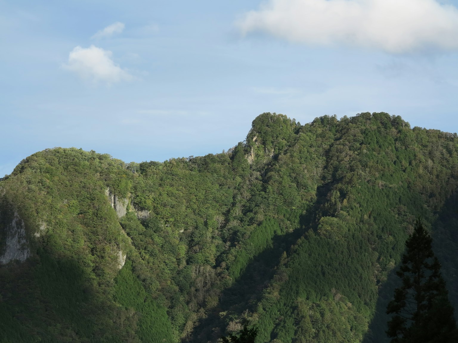 蓝天下绿色山脉的风景