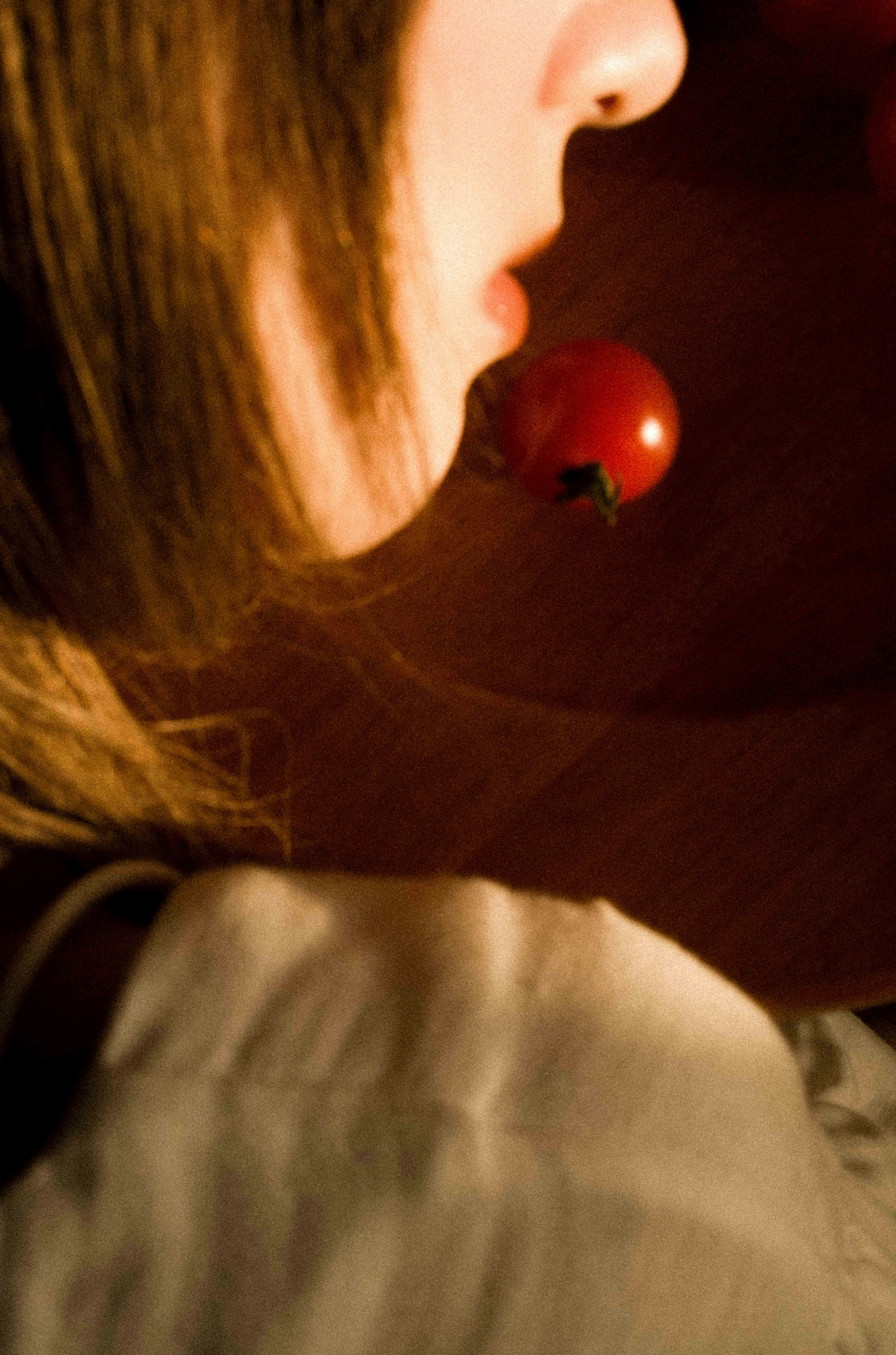 Silhouette de profil avec cheveux ondulants sous une lumière rouge