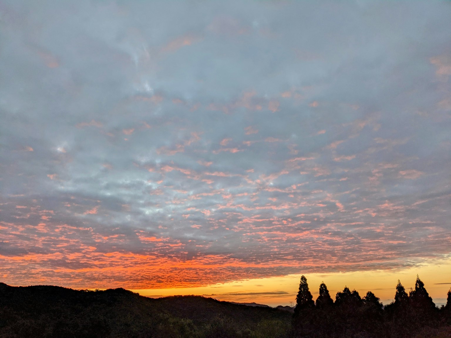 ท้องฟ้ายามเย็นที่สวยงามพร้อมเมฆหลากสี